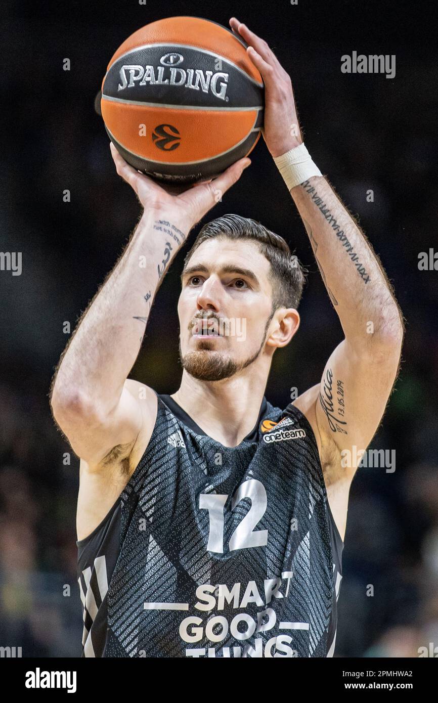 Berlin, Deutschland. 13. April 2023. Basketball: Euroleague, Alba Berlin - Villeurbanne, Hauptrunde, Matchday 34, Mercedes-Benz Arena. Nando de Colo aus Villeurbanne hält den Ball bereit für einen Freiwurf. Kredit: Andreas Gora/dpa/Alamy Live News Stockfoto