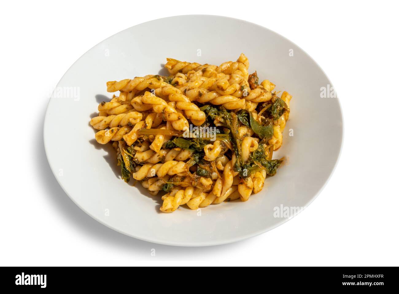 Fusilli-Pasta mit Rüben, typisch italienisches Rezept aus Apulien, in weißer Platte isoliert auf weißem Boden mit Schnittpfad Stockfoto