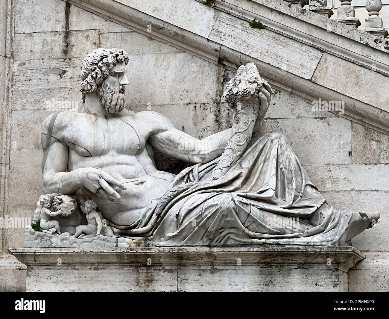 Eine Statue des flussgottes Tiber (Tiberinus) steht hoch auf der großen