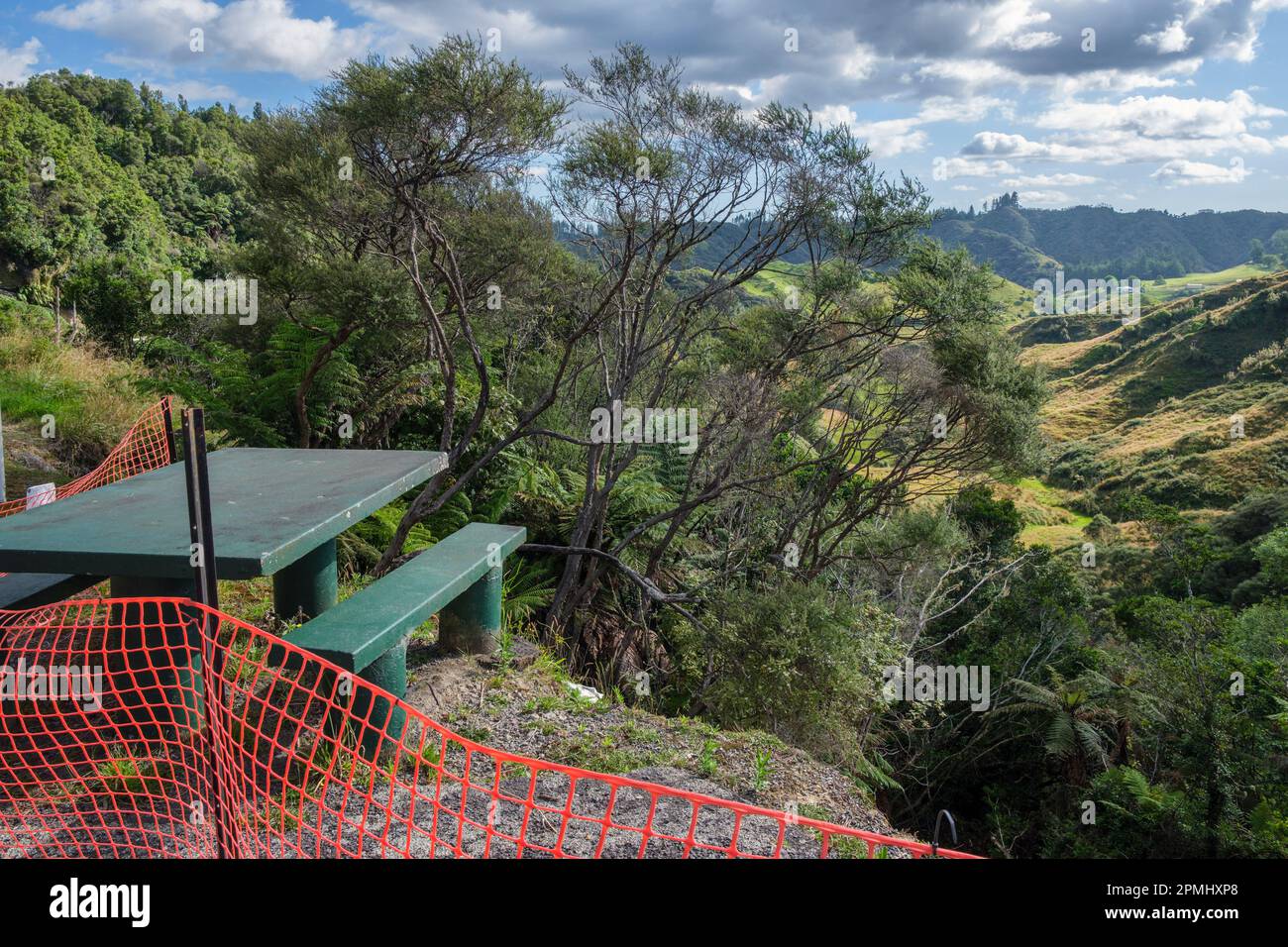 Erdrutsch an einem Picknickbereich auf dem Forgotten World Highway, North Island, Neuseeland Stockfoto