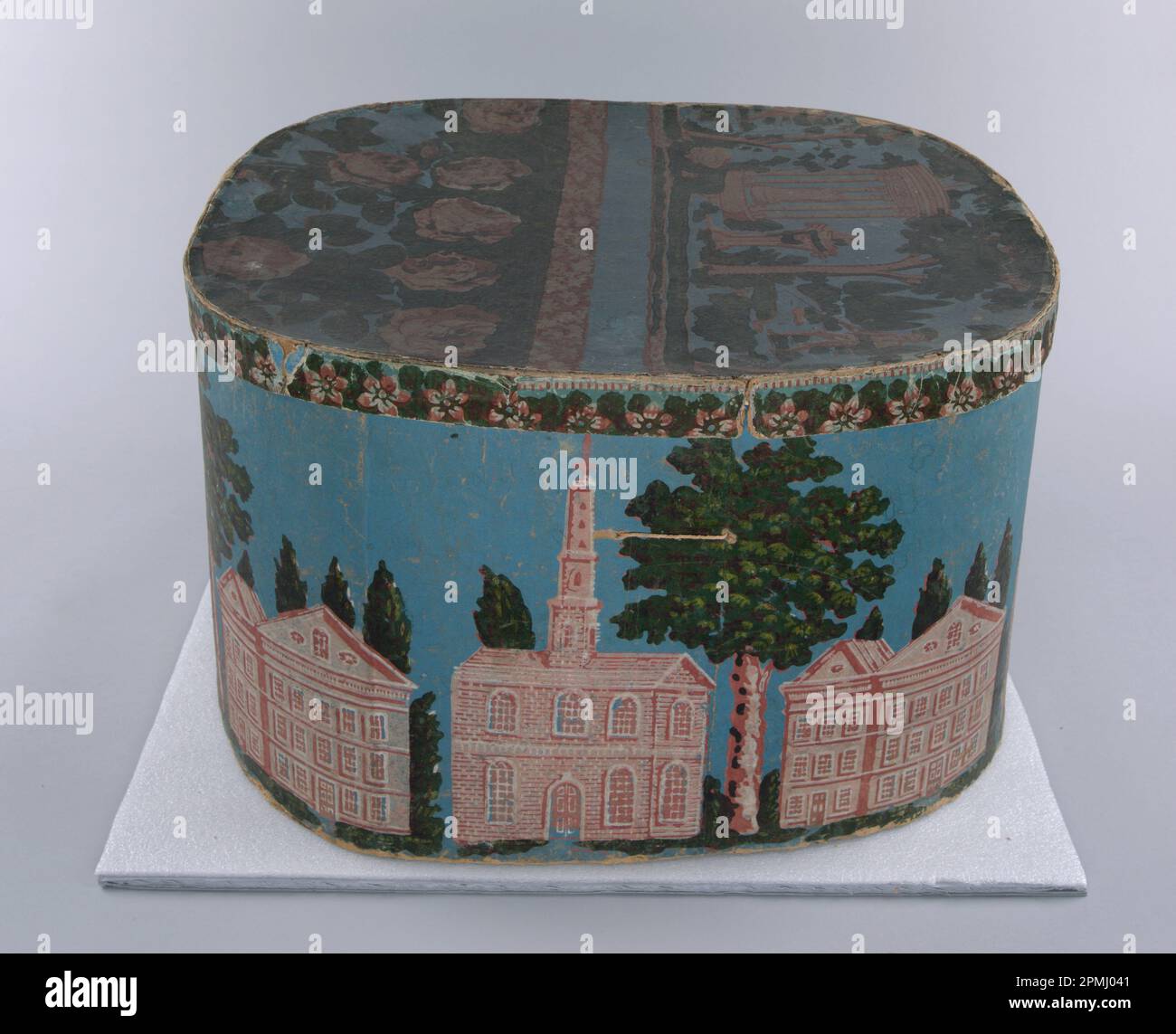 Bandbox (USA); blockbedrucktes Papier auf Montagefläche; 52 x 42 x 31 cm (20 1/2 x 16 9/16 x 12 3/16 Zoll) Stockfoto