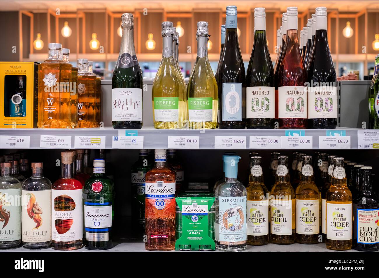 ein regal des britischen Supermarkts mit alkoholfreien Spirituosen und Apfelwein. Das Display umfasst Flaschen alkoholfreien Gins von Gordons und Seedlip Stockfoto