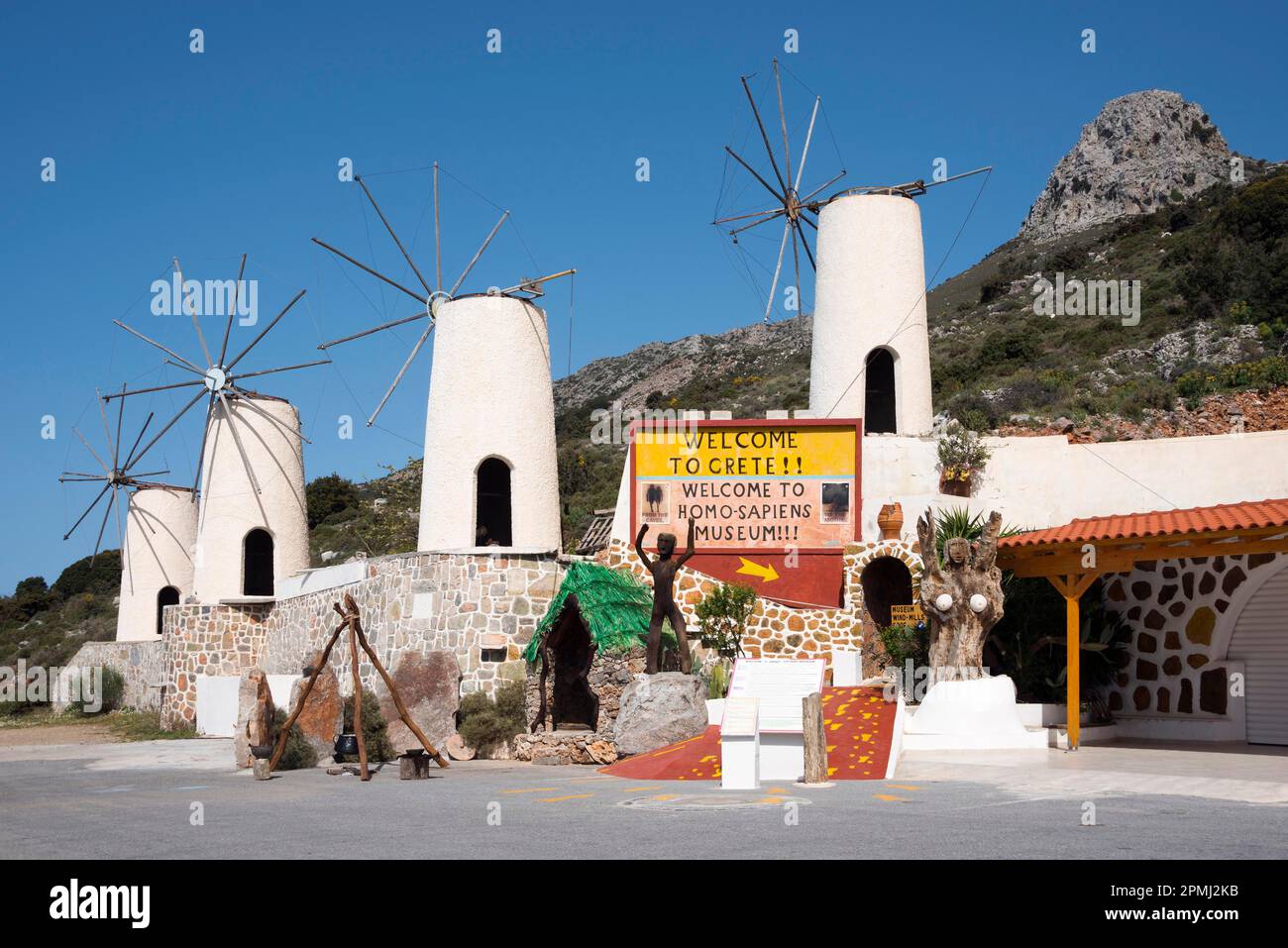 Windmühlen und Homo Sapiens Museum, Lassithi Plateau, Kreta, Griechenland, Lassithi Plateau Stockfoto