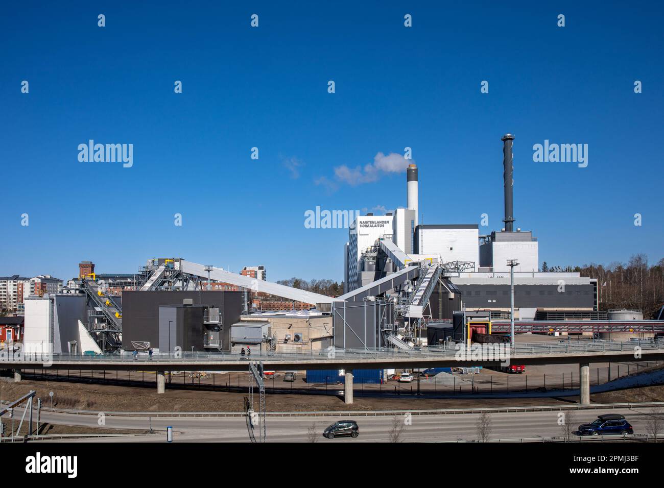 Industriearchitektur des Naistenlahden voimalaitos oder des Kraftwerks Naistenlahti vor klarem blauen Himmel an einem sonnigen Frühlingstag in Tampere, Finnland Stockfoto