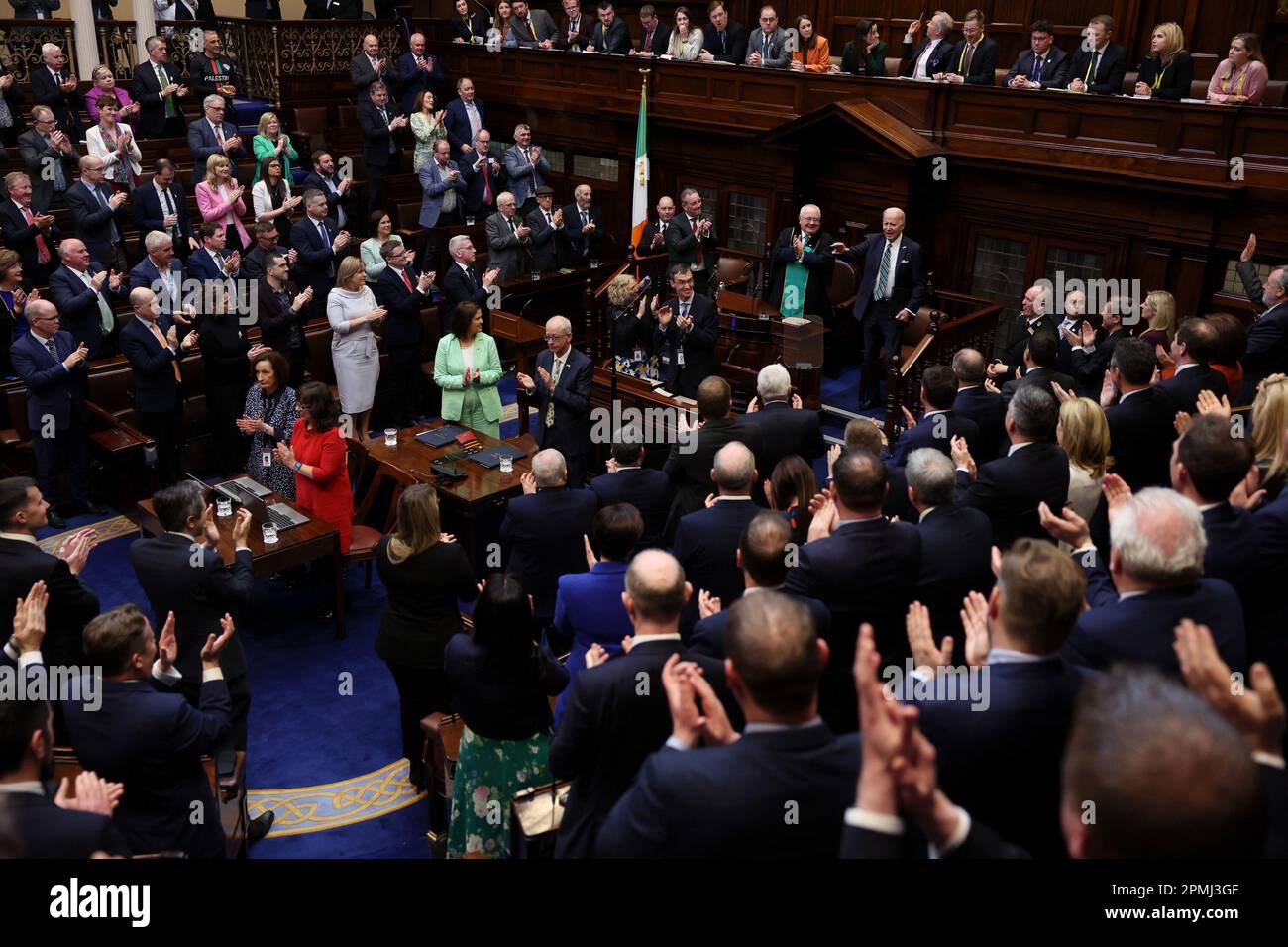 Von der irischen Regierung herausgegebenes Foto des US-Präsidenten Joe Biden, der am dritten Tag seines Besuchs auf der irischen Insel Oireachtas Eireann, dem nationalen parlament Irlands, am dritten Tag seines Besuchs im Leinster House in Dublin, eine Standing Ovation erhielt. Foto: Donnerstag, 13. April 2023. Stockfoto