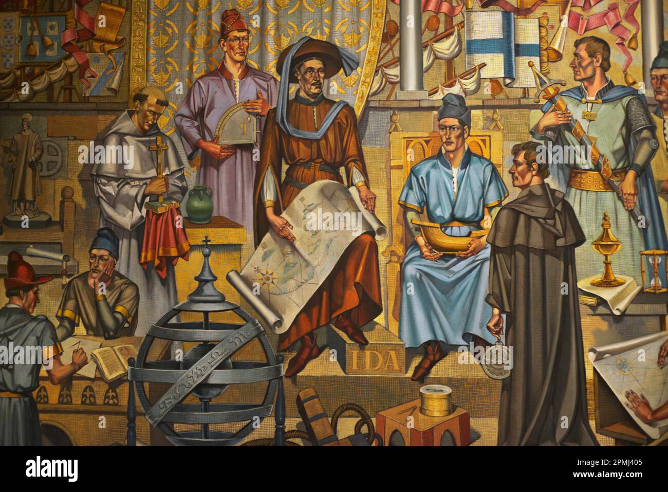 Die Geschichte Portugals. "Allegorie der Sagres-Schule". Der Mythos der „Schule der Weisen“ wurde Jahrzehnte nach dem Tod des Infanten Heinrich (1394-1460) entworfen. Obwohl sie nie wirklich existierte, sollte sie als eine Gruppe von Einzelpersonen verstanden werden, die sich ausschließlich zum Zweck der Meeresforschung versammelt haben. Er hat eine Schiffskarte in der Hand, Henry der Navigator. Gemälde des portugiesischen Künstlers Severo Portela Júnior (1898-1985), 1970. Detail. Schifffahrtsmuseum. Lissabon, Portugal. Autor: Severo Portela Junior (1898-1985). Portugiesischer Maler. Stockfoto