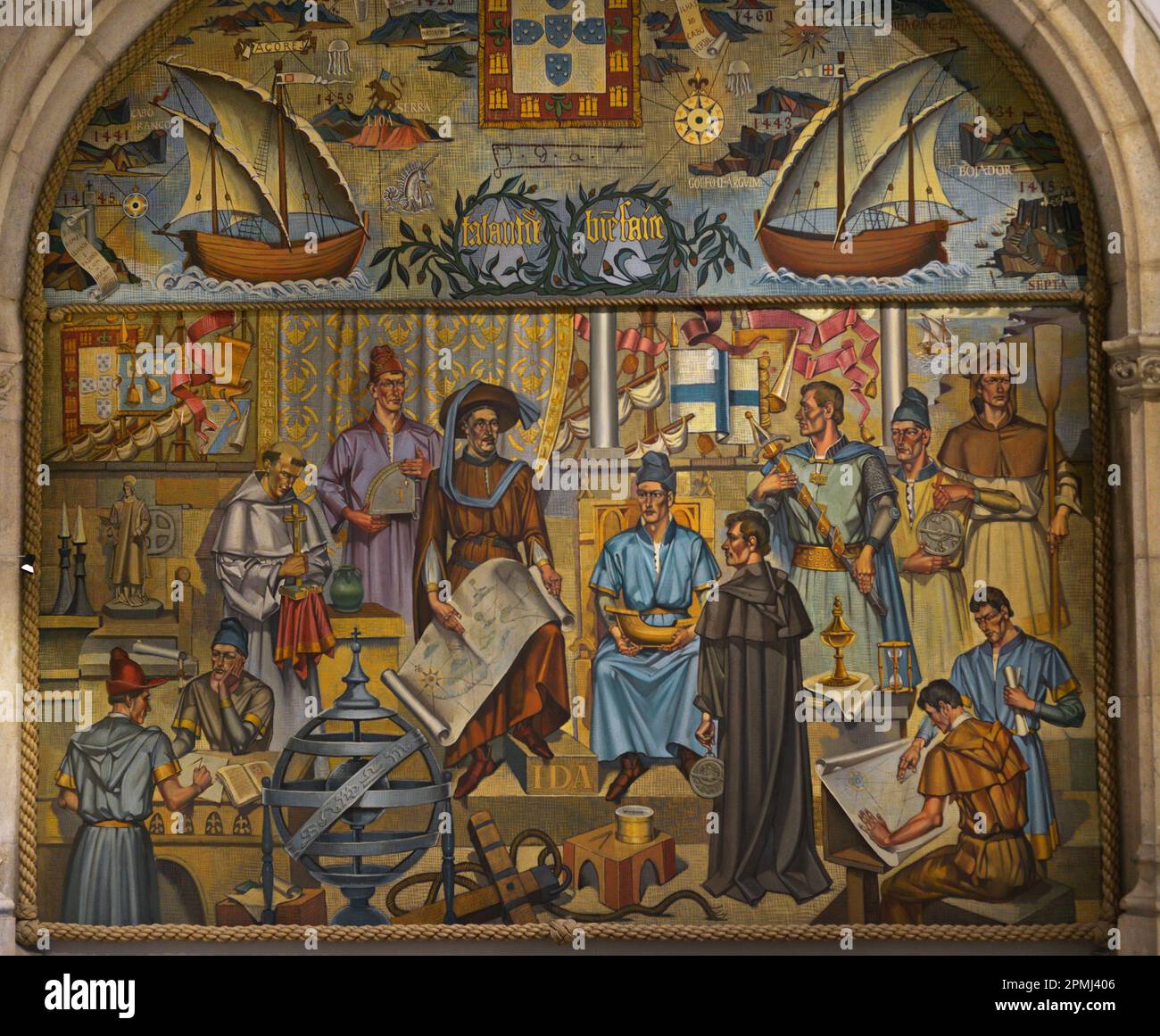 Die Geschichte Portugals. "Allegorie der Sagres-Schule". Der Mythos der „Schule der Weisen“ wurde Jahrzehnte nach dem Tod des Infanten Heinrich (1394-1460) entworfen. Obwohl sie nie wirklich existierte, sollte sie als eine Gruppe von Einzelpersonen verstanden werden, die sich ausschließlich zum Zweck der Meeresforschung versammelt haben. Er hat eine Schiffskarte in der Hand, Henry der Navigator. Gemälde des portugiesischen Künstlers Severo Portela Júnior (1898-1985), 1970. Schifffahrtsmuseum. Lissabon, Portugal. Autor: Severo Portela Junior (1898-1985). Portugiesischer Maler. Stockfoto