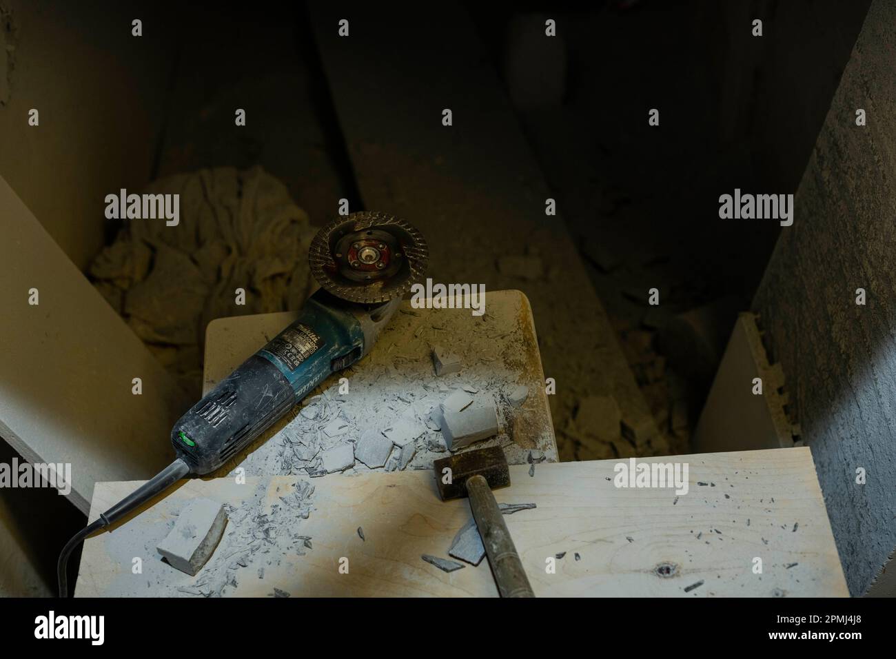 Winkelschleifer und Fäustel auf der Werkbank, Bildhauer für Kunstwerke Stockfoto