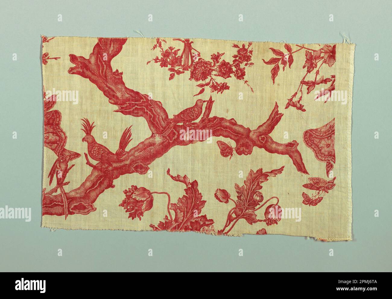 Fragmente, Le manteau Royal; Unternehmen: Petitpierre et Cie; Frankreich; Baumwolle; Warp x Weft (A): 101,5 x 97 cm (39 15/16 x 38 3/16 Zoll) Kette x Schuss (b): 24,5 x 90,5 cm (9 5/8 x 35 5/8 Zoll) Kette x Schuss (c): 32 x 52 cm (12 5/8 x 20 1/2 Zoll) Kette x Schuss (d): 38 x 90,5 cm (14 15/16 x 35 5/8 Zoll) Kette x Schuss (e): 24 x 93 cm (9 7/16 x 36 5/8 Zoll) Kette x Schuss (f): 32 x 51,5 cm (12 5/8 x 20 1/4 Zoll) Kette x Schuss (g): 34 x 53 cm (13 3/8 x 20 7/8 Zoll) Wiederholung H (Muster): 97,5 cm (38 3/8 Zoll); Bequest von Elinor Merrell; 1995-50-67-a/g Stockfoto