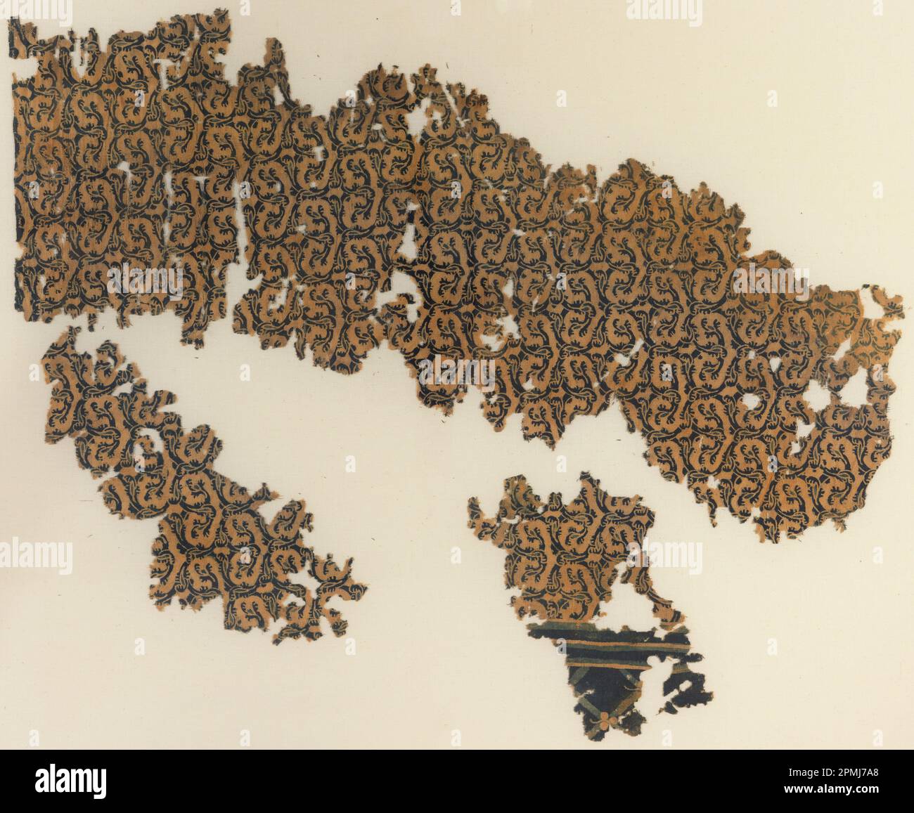 Bruchstücke (Ägypten); Baumwolle; Kette x Schuss (A): 43,2 x 66 cm (17 x 26 Zoll) Kette x Schuss (b): 30,8 x 14 cm (12 1/8 x 5 1/2 Zoll) Warp x Schuss (c): 20,3 x 17,8 cm (8 x 7 Zoll); 1948-107-1-a/c Stockfoto