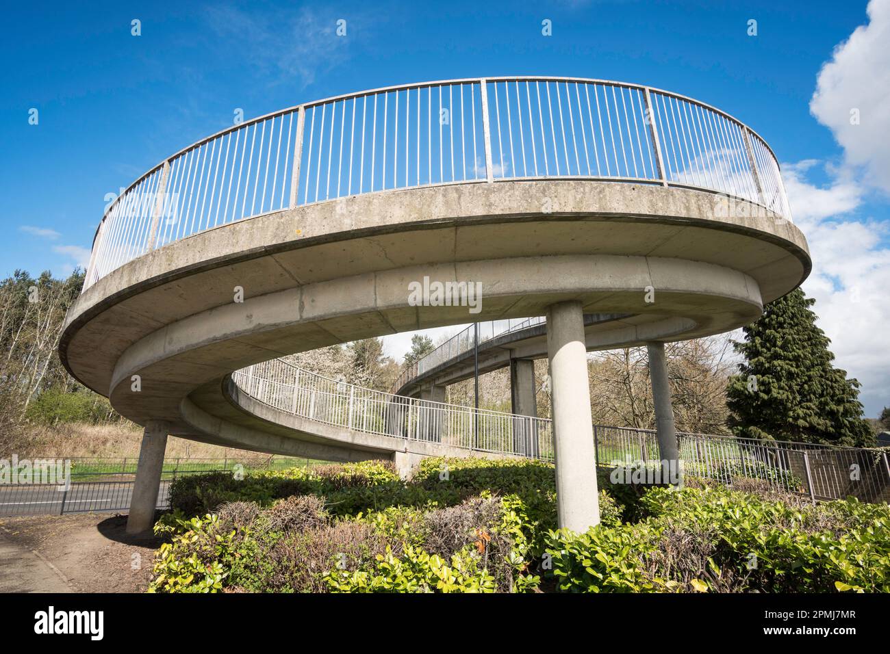 Eine spiralförmige Fußgängerbrücke aus Stahlbeton in Fatfield, Washington, Nordostengland, Großbritannien Stockfoto