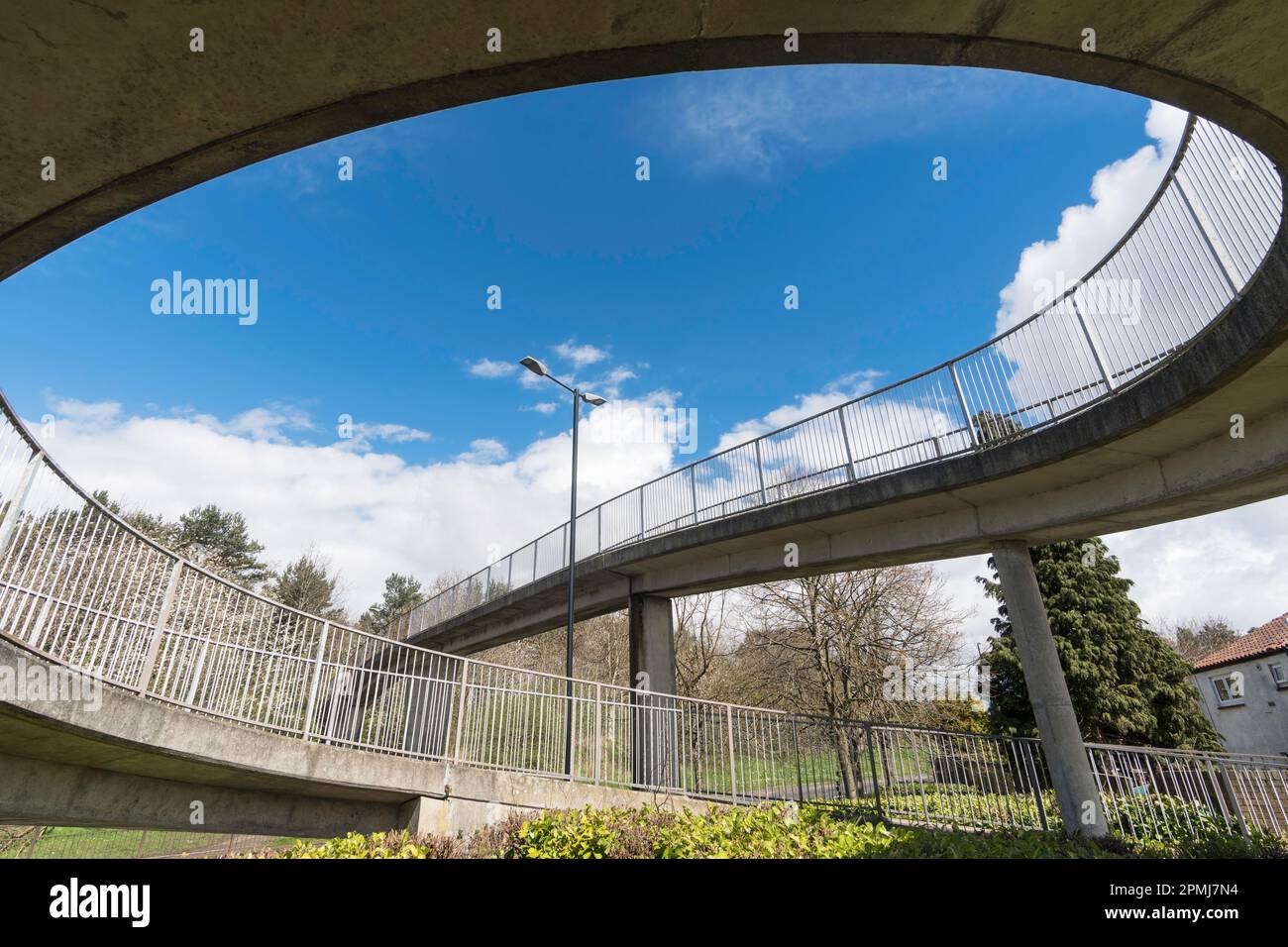 Eine spiralförmige Fußgängerbrücke aus Stahlbeton in Fatfield, Washington, Nordostengland, Großbritannien Stockfoto