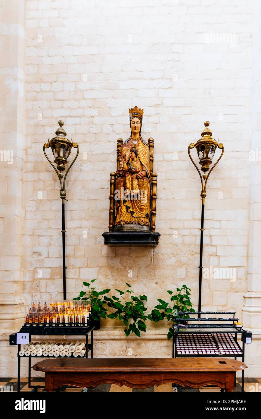 Sedes Sapientiae. Die Peterskirche ist eine römisch-katholische Kirche, die im 15. Jahrhundert im brabantinischen gotischen Stil erbaut wurde. Leuven, Flämische Gemeinschaft, Stockfoto