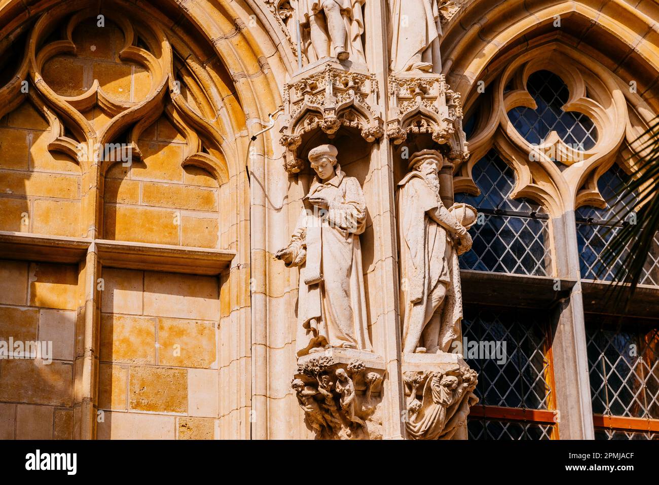 Statuen von Gerardus Mercator (R), Geograf, Kosmograf und Kartograf aus dem 16. Jahrhundert, und Nicolas Cleynaerts (L), flämischer Grammarier und Reisender Stockfoto