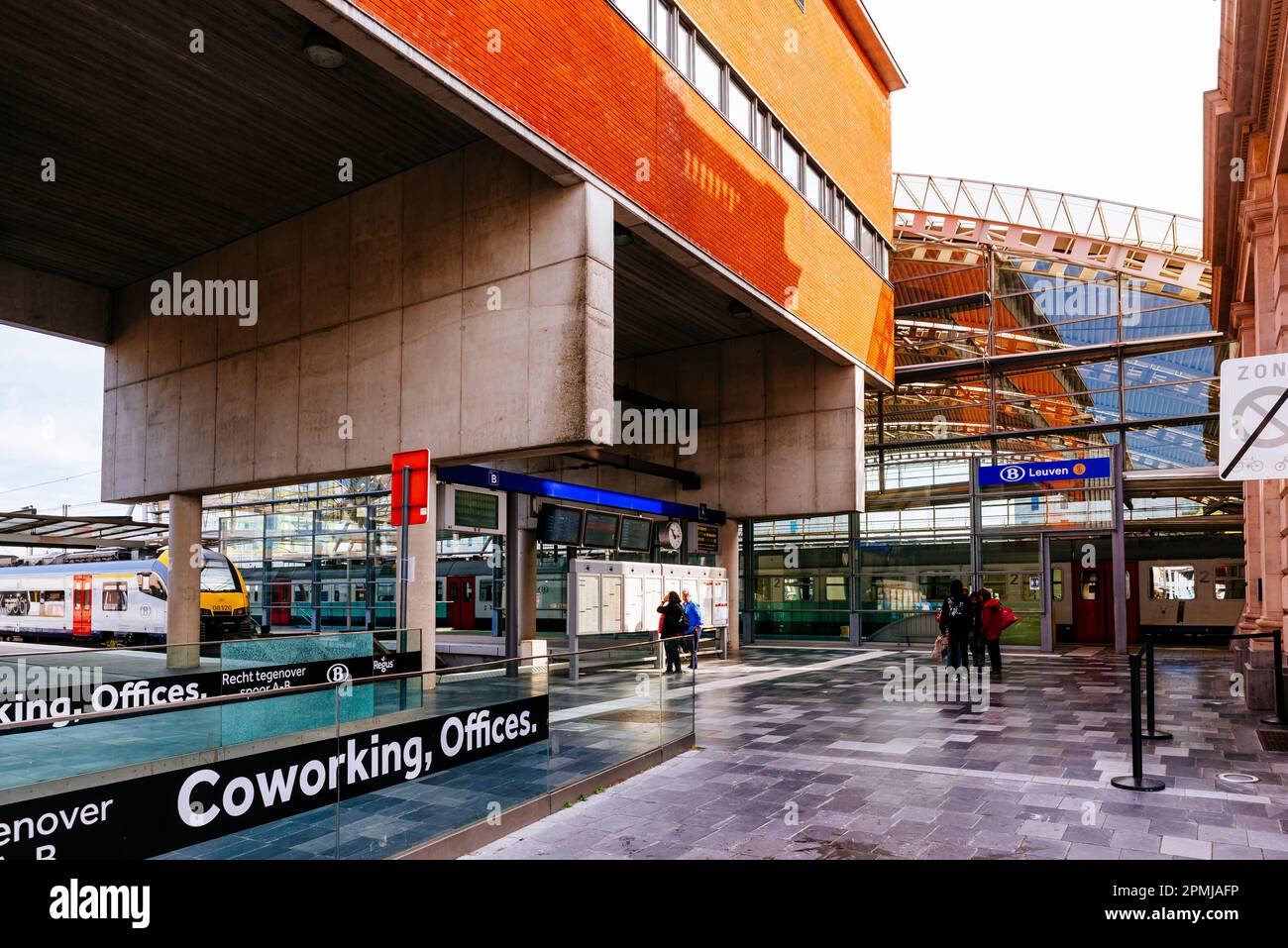 Bahnsteige am Bahnhof. Leuven, Flämische Gemeinschaft, Flämische Region, Belgien, Europa Stockfoto