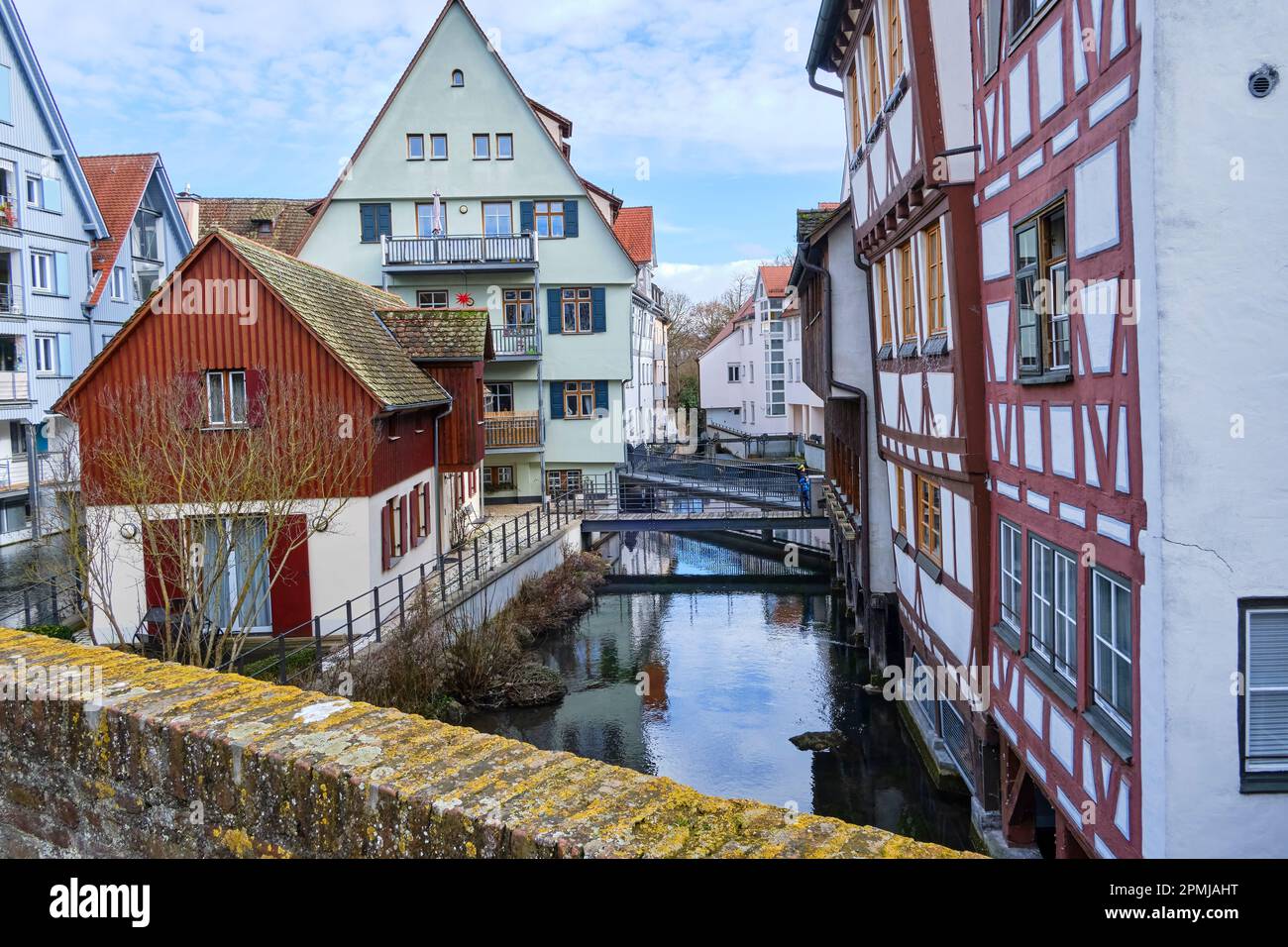 Ulm, Baden-Württemberg, Deutschland, Europa, mit Blick auf das historische Fischerviertel von der Häusles-Brücke über den Blau-Rivulet. Stockfoto