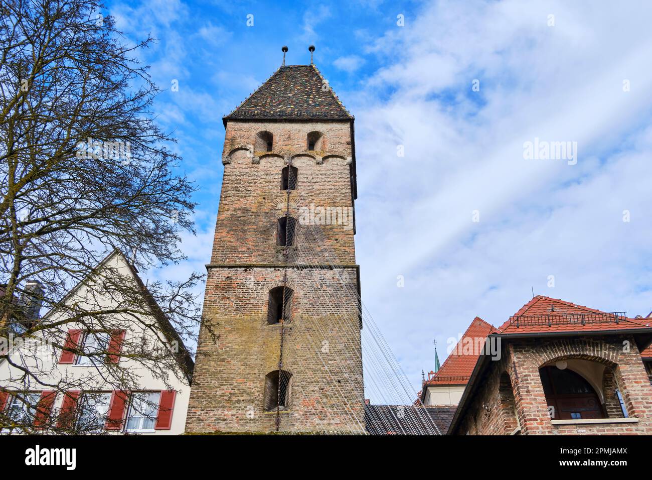 Ulm, Baden-Württemberg, Deutschland - 4. Februar 2023: Der Metzgerturm, auch bekannt als der Schiefe Turm von Ulm. Stockfoto