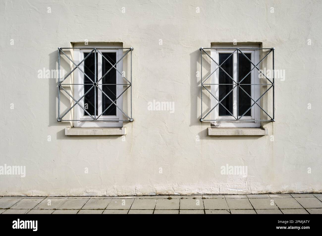 Zwei verschließte Fenster in einer Hausfront, Fischerviertel Ulm, Baden-Württemberg, Deutschland, Europa. Stockfoto