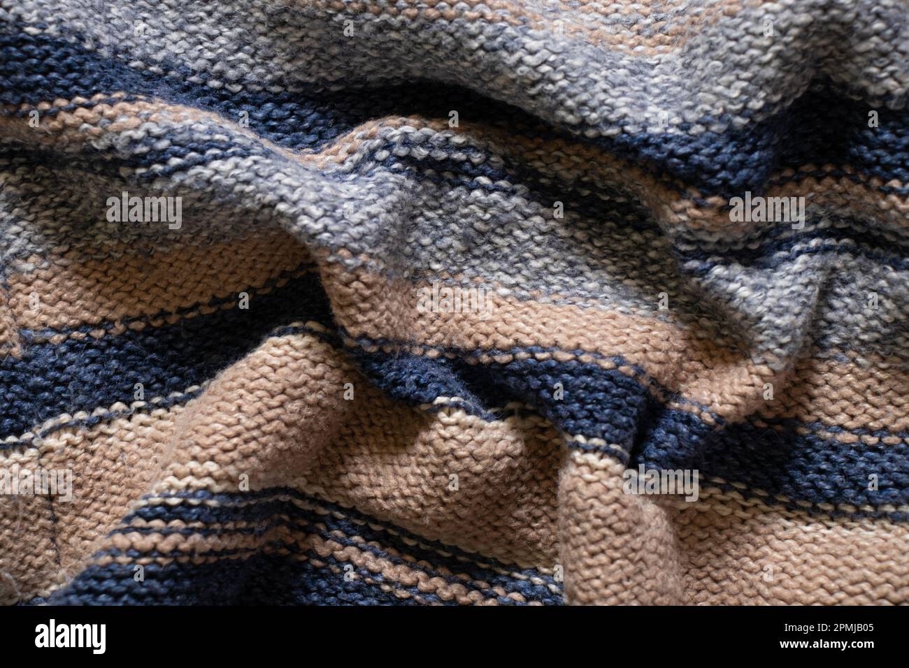 Gestreiftes Strickmaterial als Hintergrund Stockfoto