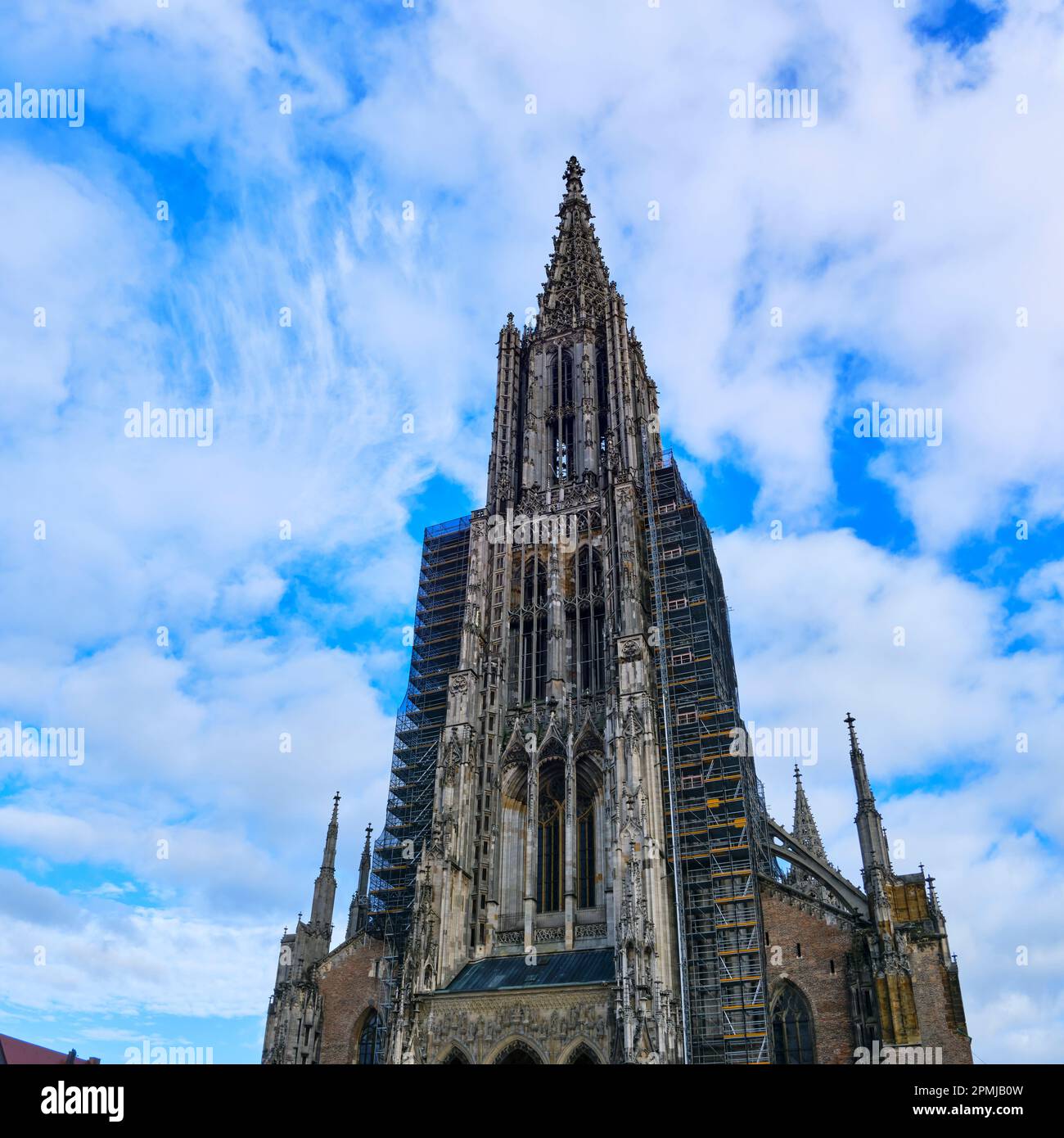 Der westliche Kirchturm des weltberühmten Münsters Ulm, ein gotisches Dom-Gebäude, Ulm, Baden-Württemberg, Deutschland. Stockfoto