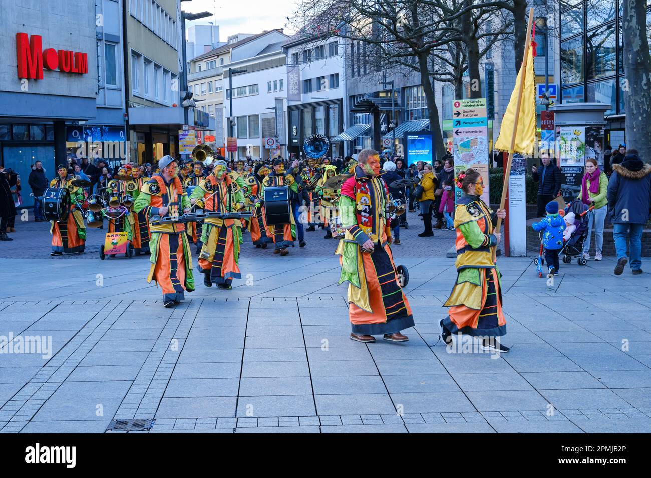 Aufführung der Musikband "Alm Gugga" aus Mönchsdeggingen auf dem Münsterplatz in Ulm, Baden-Württemberg, Deutschland, Europa, Februar 4, 2023. Stockfoto