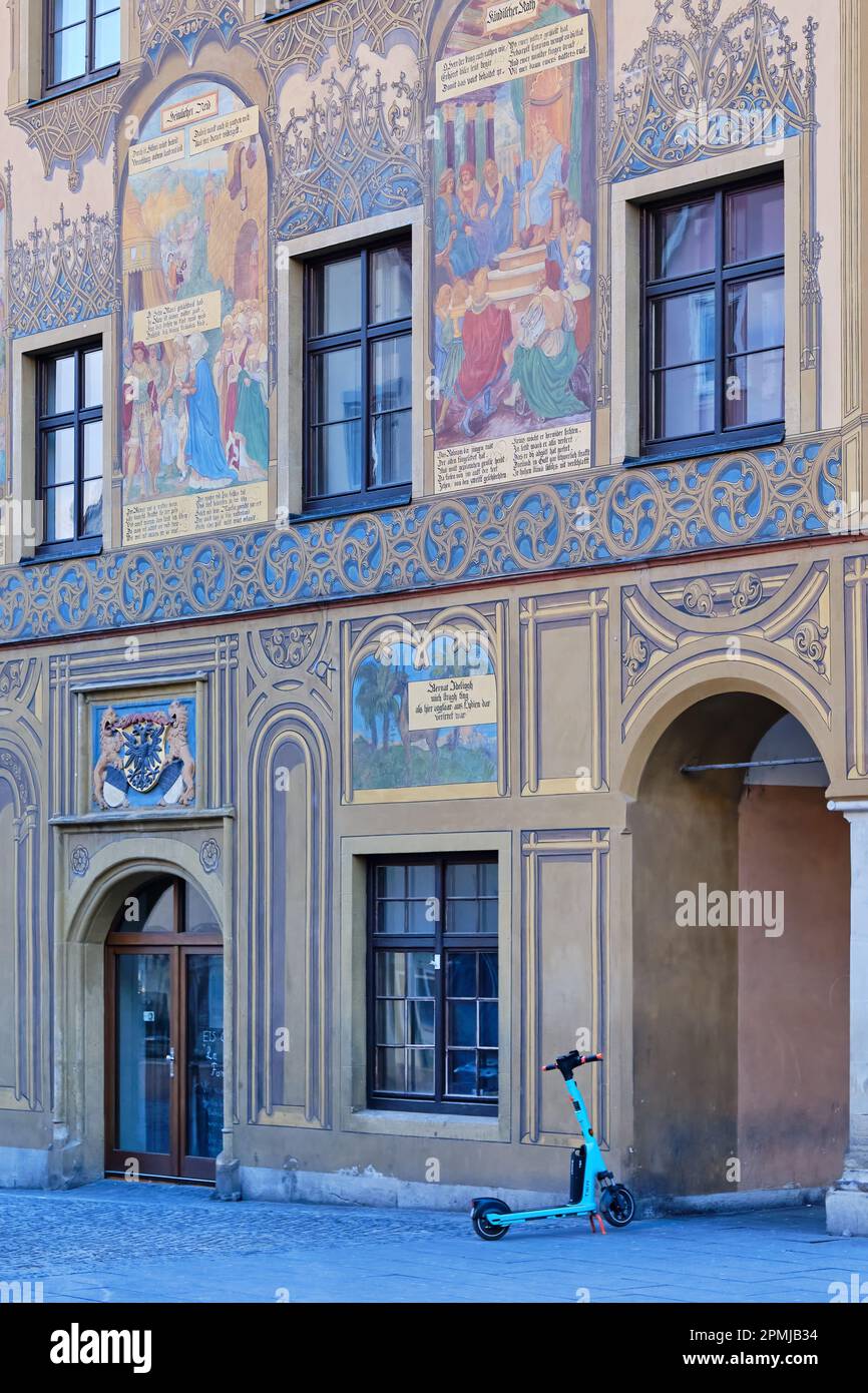 Ulm, Baden-Württemberg, Deutschland, Europa, parkte den E-Roller vor der Ostseite des historischen Rathauses mit seinen beeindruckenden Wandmalereien. Stockfoto
