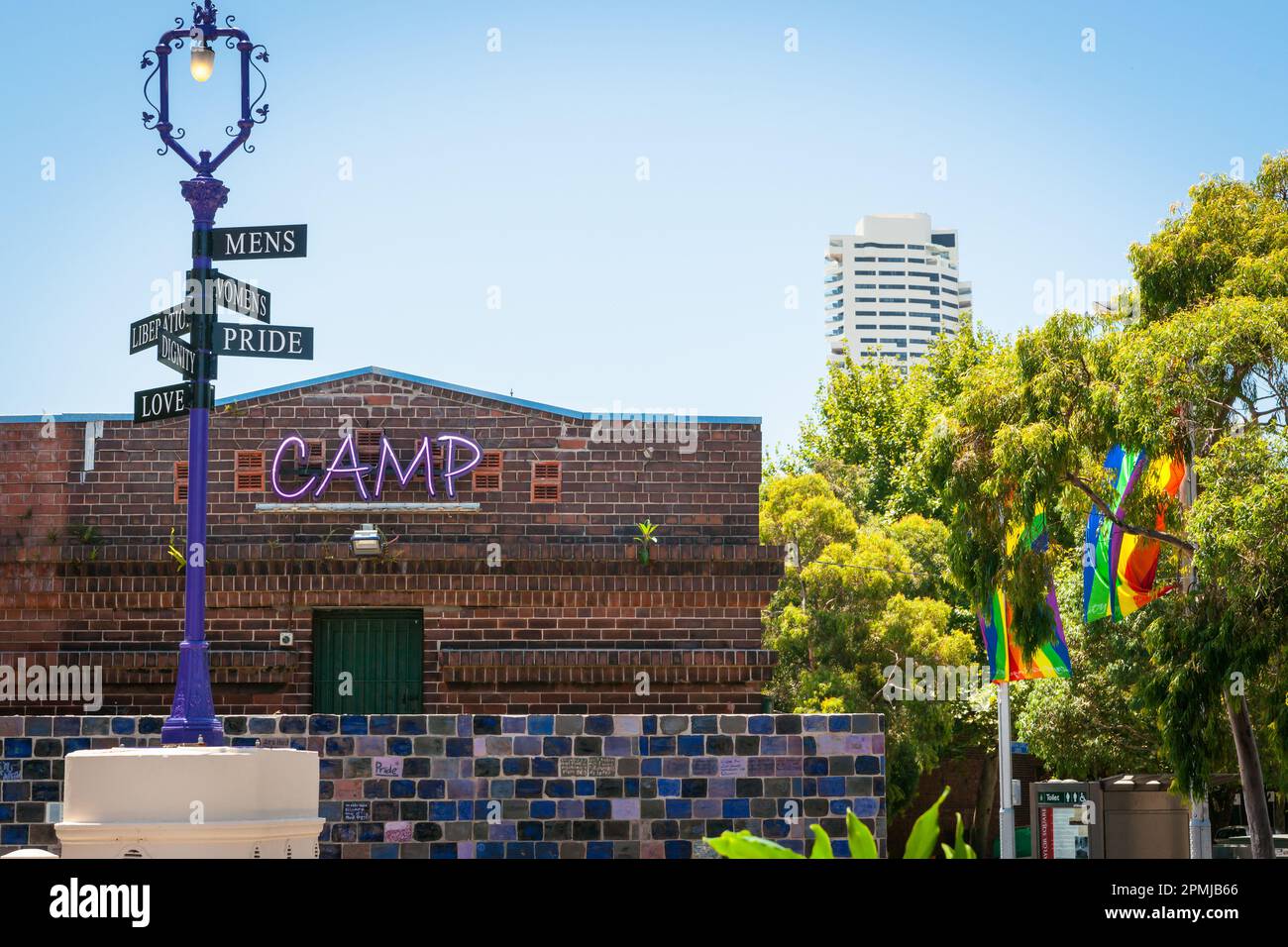 Sydney, Australien - Januar 26 2011; Schild mit der Werbung für die Rainbow Community vor dem Neonschild Camp Stockfoto