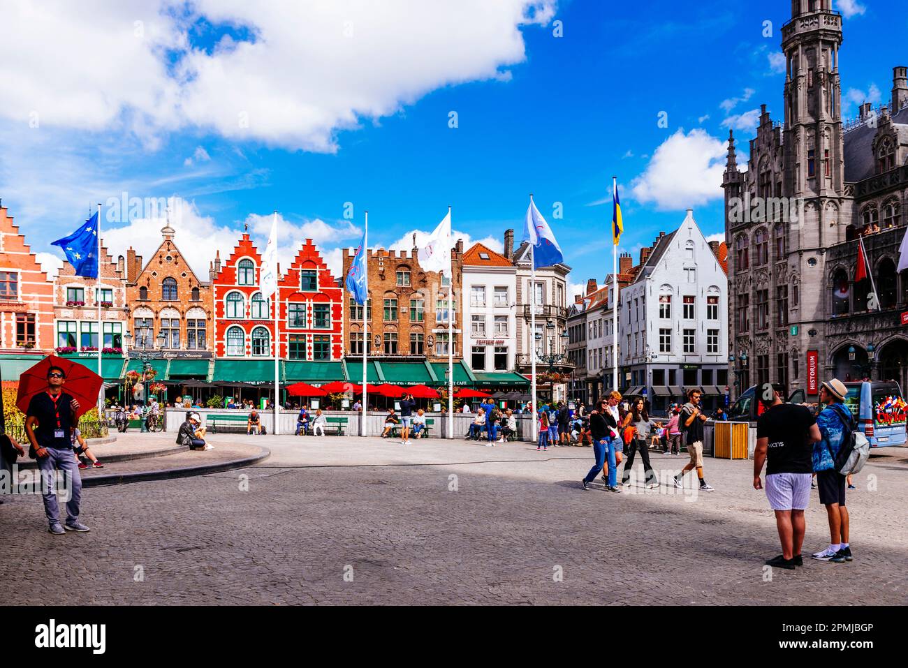 Der Marktplatz ist der größte Platz in Brügge. Der Marktplatz wird seit 958 als Marktplatz genutzt und befindet sich im Herzen der historischen Stadt C. Stockfoto