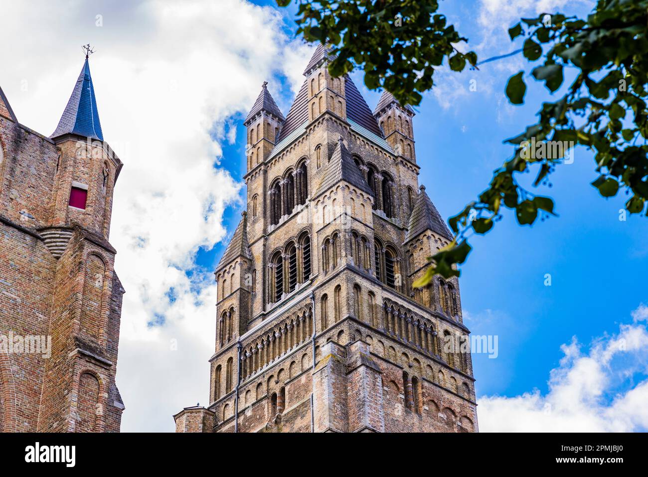 Detail des Glockenturms. Die Kathedrale Saint-Salvator ist die Kathedrale von Brügge, erbaut zwischen dem 13. Und 14. Jahrhundert. Brügge, Westflandern, Belgien Stockfoto