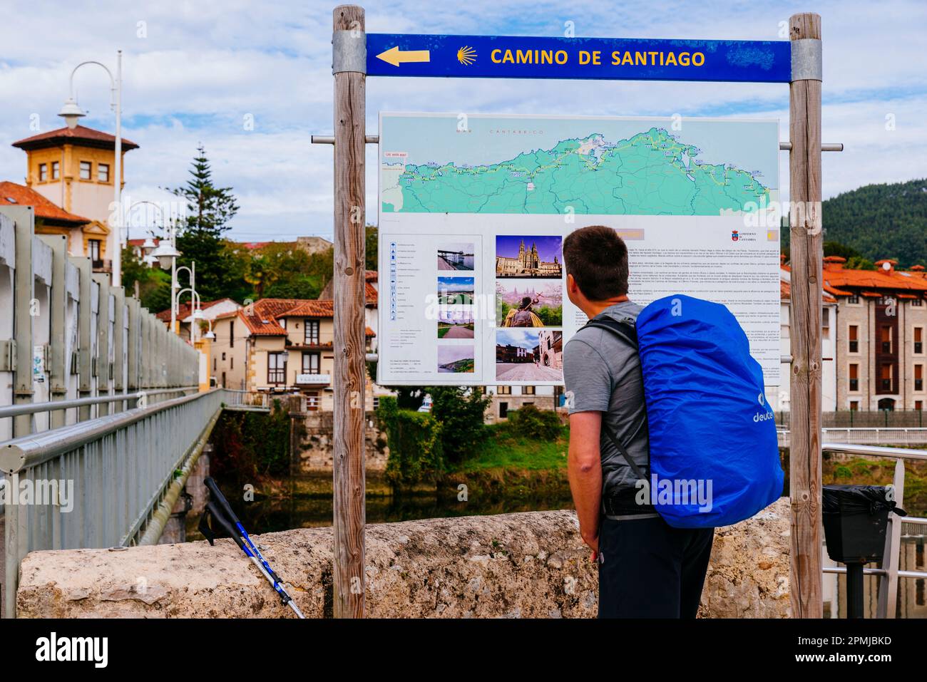 Pilger, der auf die Karte schaut. Der Northern Way, auch als Coastal Way bezeichnet, ist eine der Routen des Camino de Santiago, Way of Saint James. Brücke Stockfoto