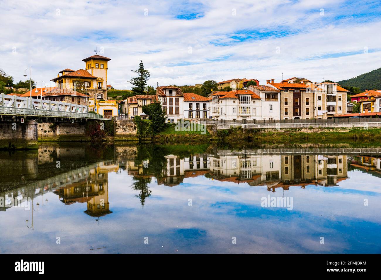 Bustio ist eines der friedlichsten Seefahrdörfer in Asturien, in einer Uferkurve der Tinamayor-Mündung, einer natürlichen Grenze zwischen Asturien und Stockfoto