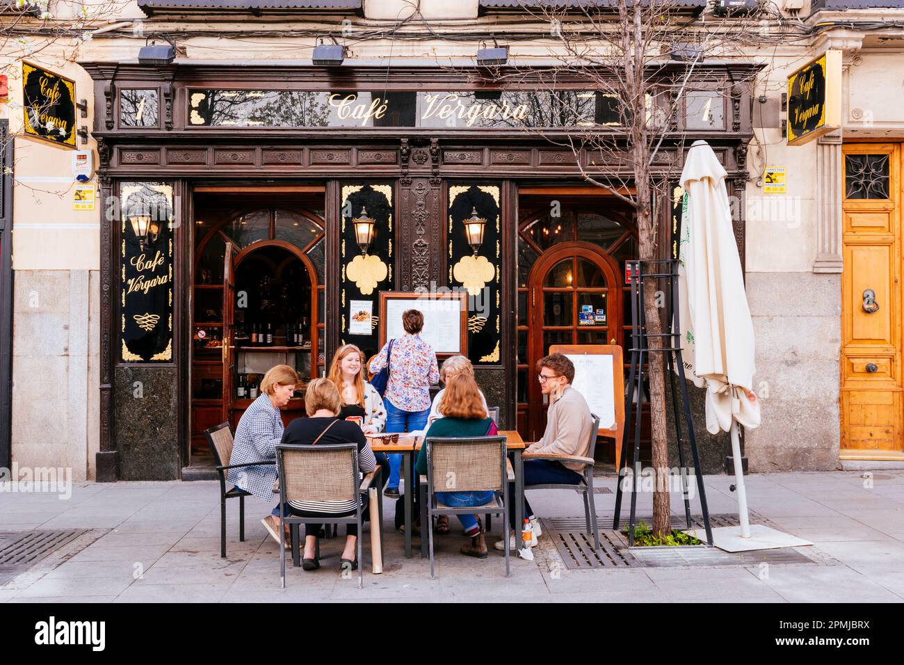 Traditionelle Taverne. Die Gäste teilen sich einen Tisch auf der Terrasse des Café Vergara, Calle de Vergara. Madrid hat eine wichtige gastronomische Tradition. Viele Aufl. Stockfoto