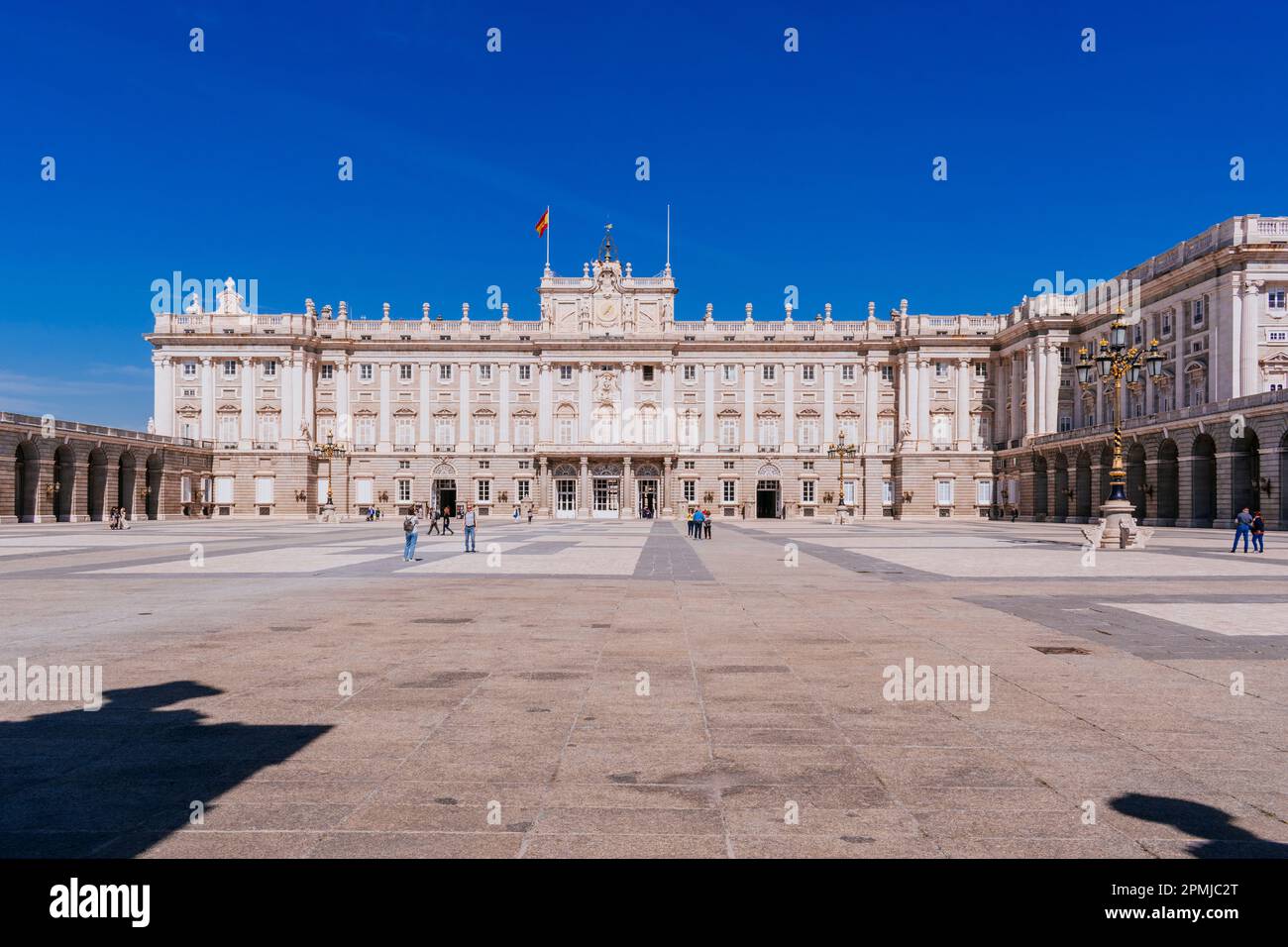 Königspalast Madrid, Fassade zur Plaza de la Armeria. Offizielle Residenz der spanischen königlichen Familie in der Stadt Madrid, jetzt aber nur für e genutzt Stockfoto