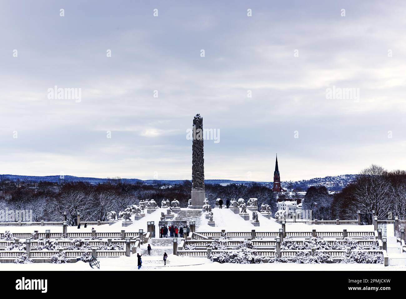 Vigeland Skulpturenpark, Oslo, Norwegen - der Park ist von Schnee bedeckt und von Touristen umgeben Stockfoto