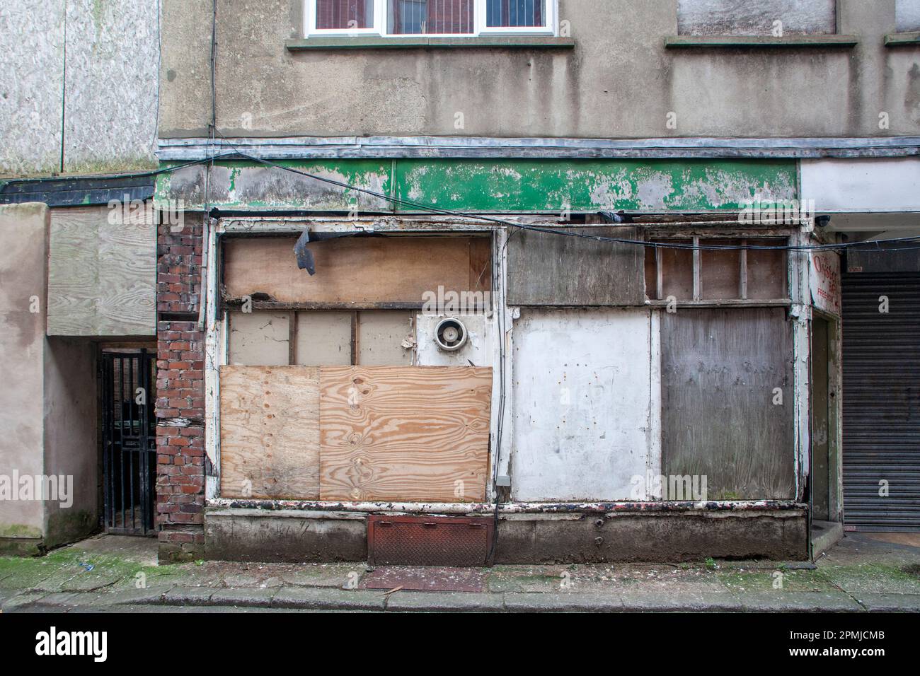 Die Oyster Bar, ein vernachlässigtes und vertauftes Gebäude in der Küstenstadt Stockfoto