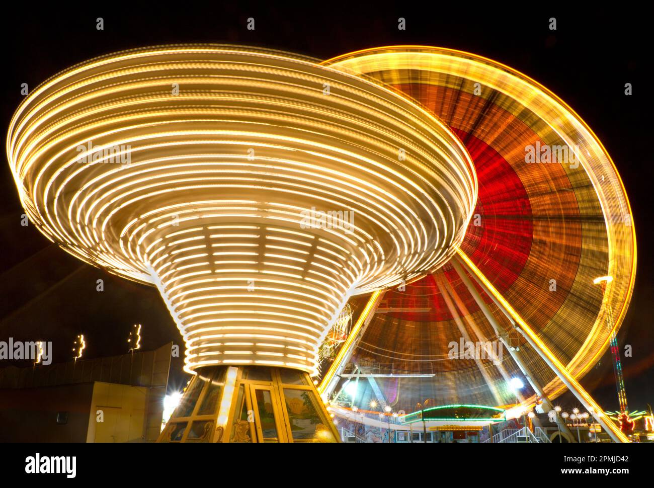 Riesenrad und Karussell bei Nacht, Karlsruhe, Deutschland Stockfoto