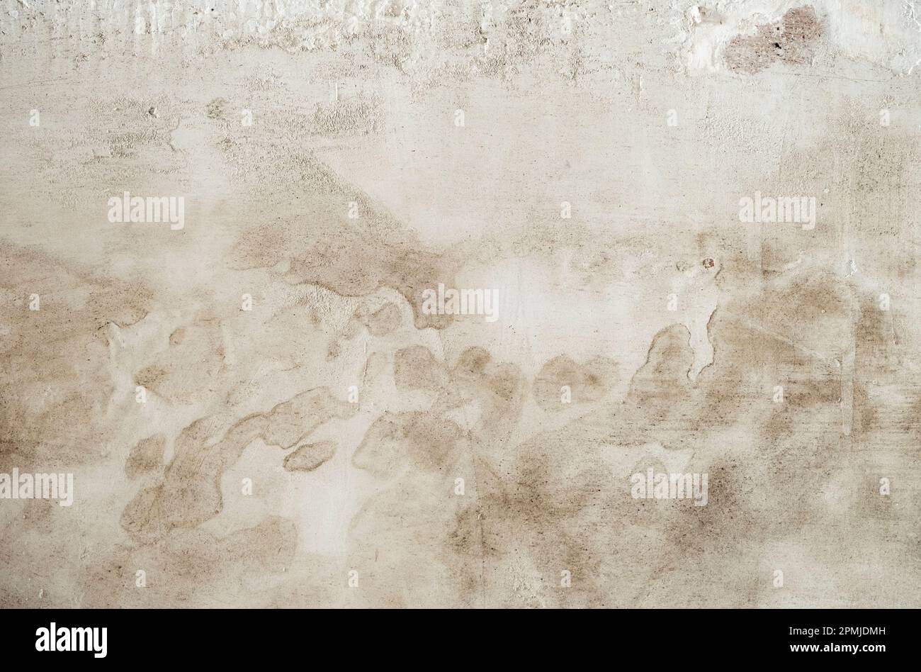 Details des feuchten Flecks auf weißem, kalkgewaschenem Wandputz, abstrakter Hintergrund Stockfoto