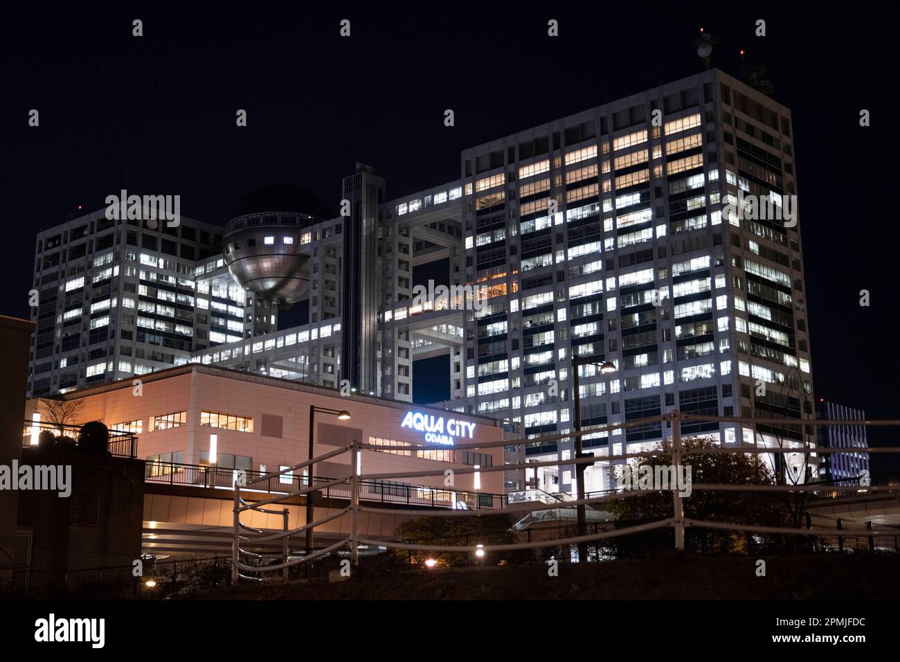 Tokio, Japan. 9. Februar 2023. Das futuristische Fuji Television Building in Tokyo Teleport.Fuji Television ist ein kommerzielles Fernsehnetzwerk in Japan. Das 1957 gegründete Unternehmen ist eines der fünf größten kommerziellen Netzwerke in Japan. Das Unternehmen mit Hauptsitz in Tokio gehört Fuji Media Holdings und sendet eine Vielzahl von Programmen, darunter Nachrichten, Sport und Unterhaltung. Es ist eines der beliebtesten Fernsehsender in Japan. Die japanische Wirtschaft ist nach den Vereinigten Staaten und China die drittgrößte der Welt. Es handelt sich um eine hoch entwickelte Marktwirtschaft mit einem starken verarbeitenden Gewerbe. T Stockfoto