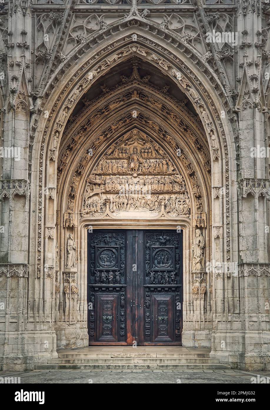 Eingangstür zur Kirche St. Maclou, Rouen in der Normandie, Frankreich. Extravaganter gotischer Architekturstil Stockfoto