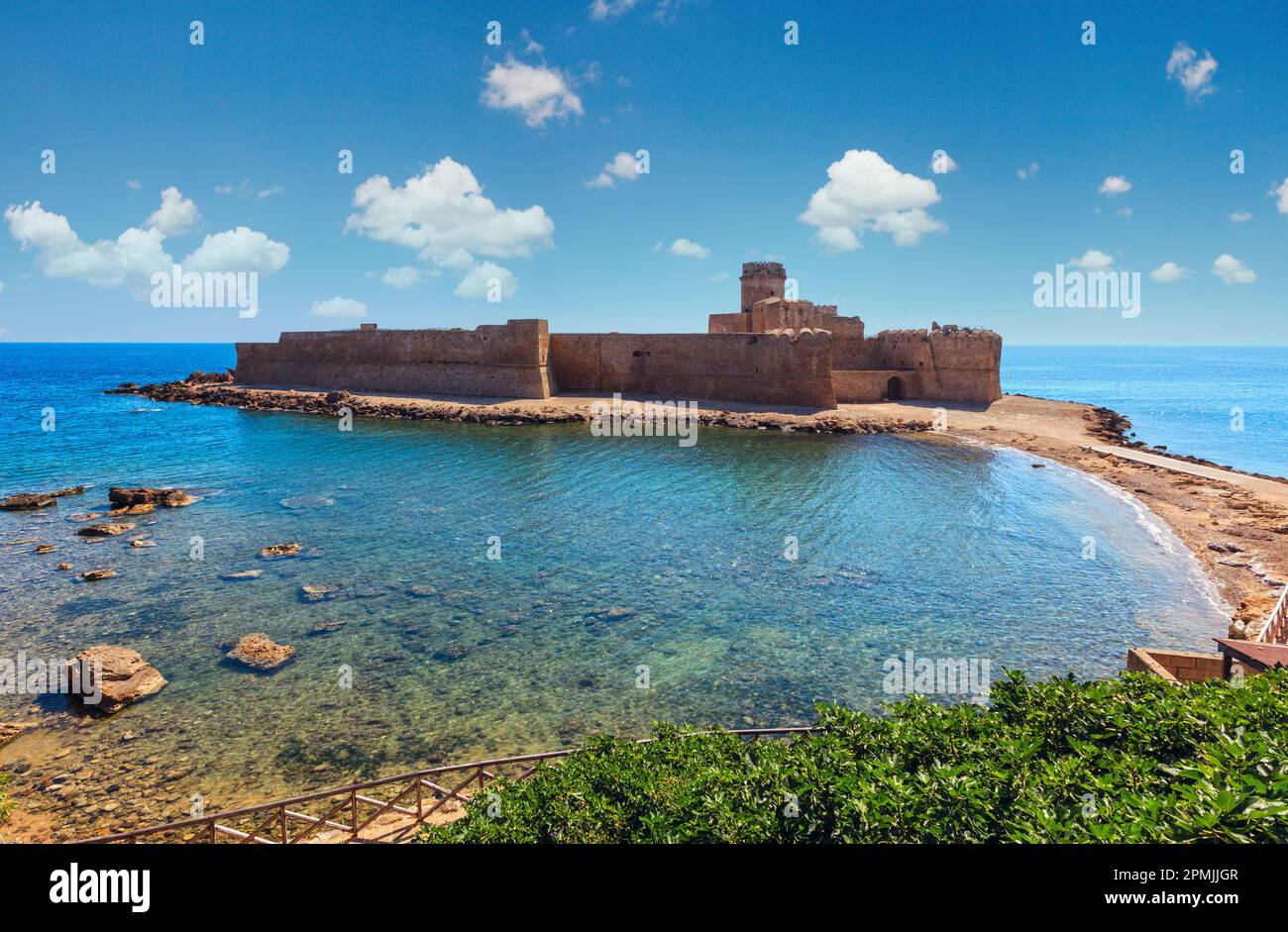 Aragonesische Burg von Le Castella (474 v. Chr. erbaut), eine Festung auf einer kleinen Insel an der Küste des Ionischen Meeres, mit Blick auf die Costa dei Saraceni in der Nähe von Capo Rizzu Stockfoto
