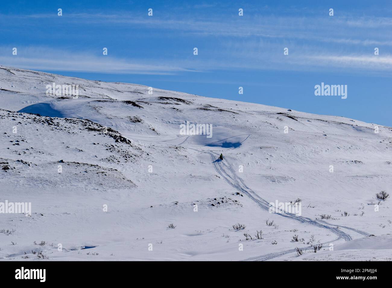 Schneetextur. Windgeformte Muster auf Schneeoberfläche. Wind in der Tundra und in den Bergen auf der Oberfläche der Schneeformen und -Kämme. Stockfoto