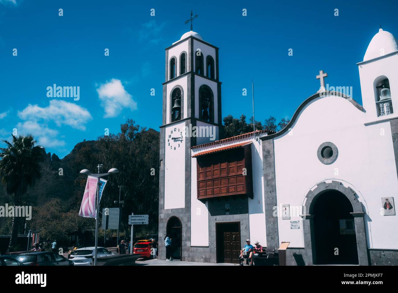 Teneriffa, 20-24.03.23: Eine weiße Kirche Iglesia de San Fernando Rey von Santiago del Teide unter blauem Himmel, Reisefotos. Stockfoto