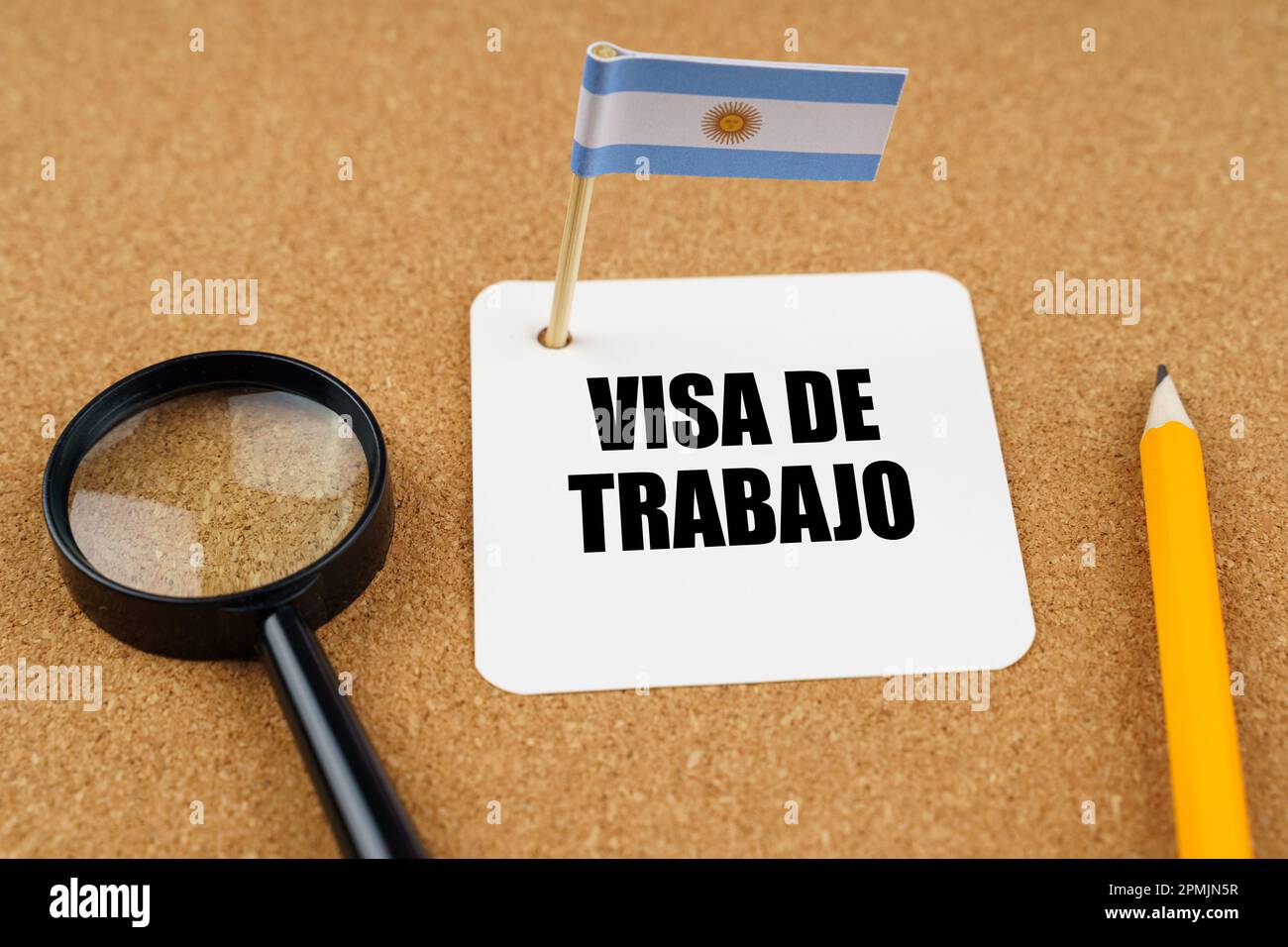 Auf dem Tisch liegt die argentinische Flagge, ein Bleistift, eine Lupe und ein Blatt Papier mit einer Inschrift auf Spanisch, die ins Englische übersetzt wird Stockfoto