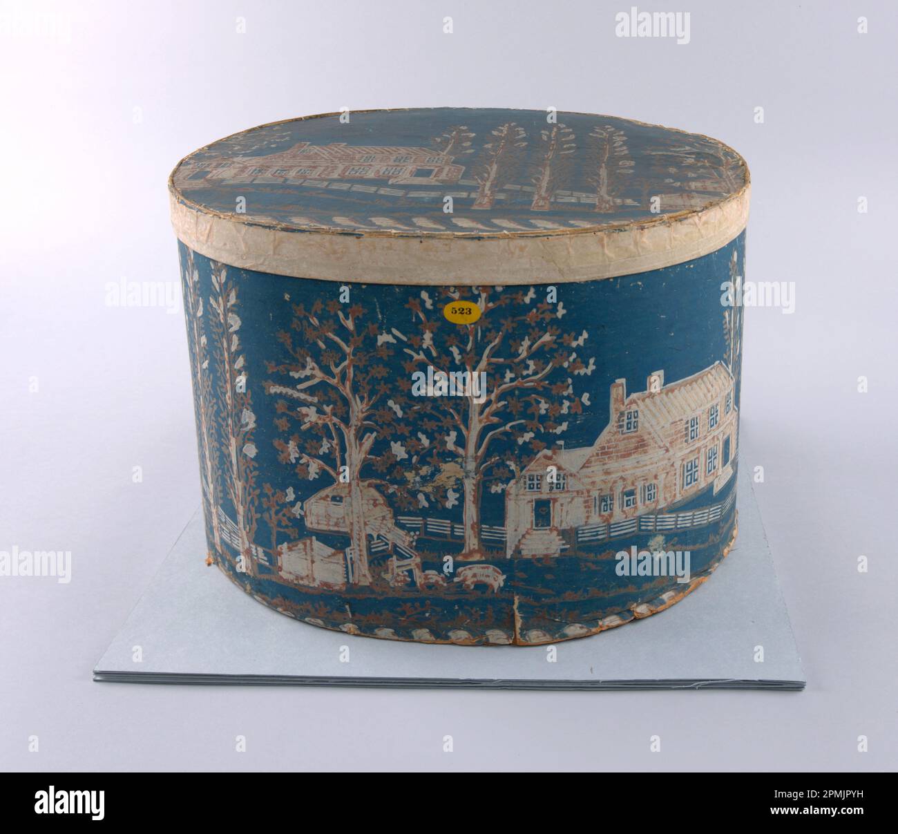 Bandbox (USA); blockbedrucktes Papier auf Montagefläche; 38,5 x 31 x 26,5 cm (15 3/16 x 12 3/16 x 10 7/16 Zoll) Stockfoto