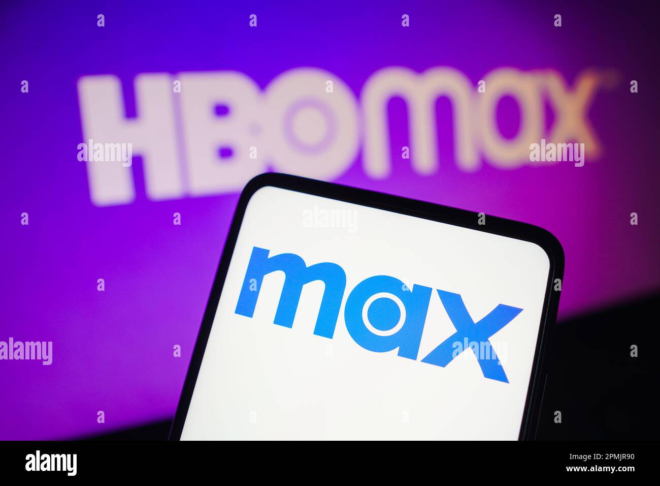 Brasilien. 13. April 2023. In dieser Abbildung ist das max Logo auf einem Smartphone und das HBO max Logo im Hintergrund zu sehen. Kredit: SOPA Images Limited/Alamy Live News Stockfoto