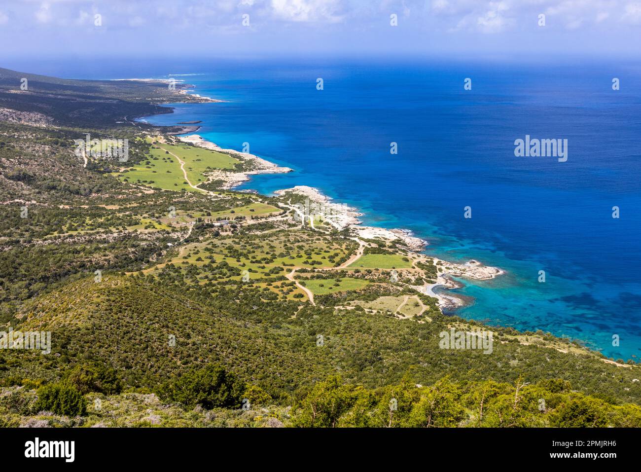 Blick auf die Küste vom Aphrodite Trail auf der Halbinsel Akamas in Zypern. Die mittlere Bucht, die die Römer vor 2.000 Jahren für den Holztransport benutzten Stockfoto