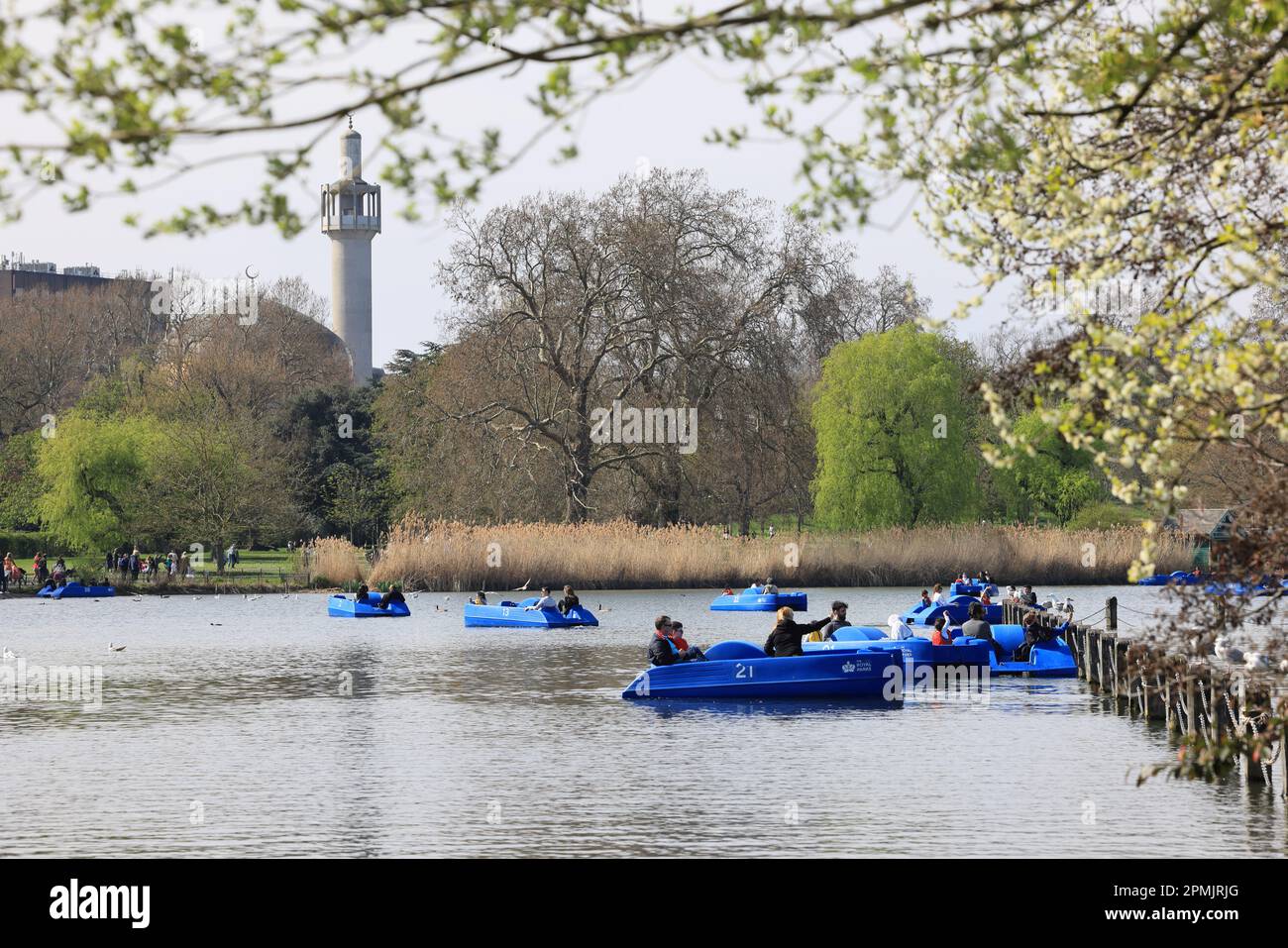 Ostersonntag 2023 im Regents Park, London, bei Frühlingswetter im Vereinigten Königreich genießen Menschen Boote auf dem See Stockfoto