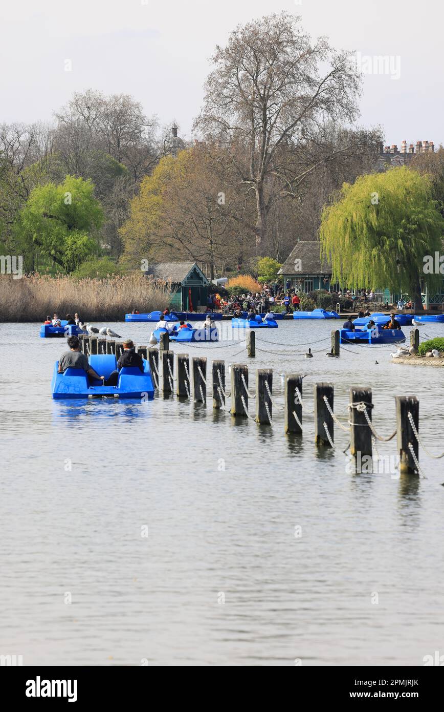 Ostersonntag 2023 im Regents Park, London, bei Frühlingswetter im Vereinigten Königreich genießen Menschen Boote auf dem See Stockfoto