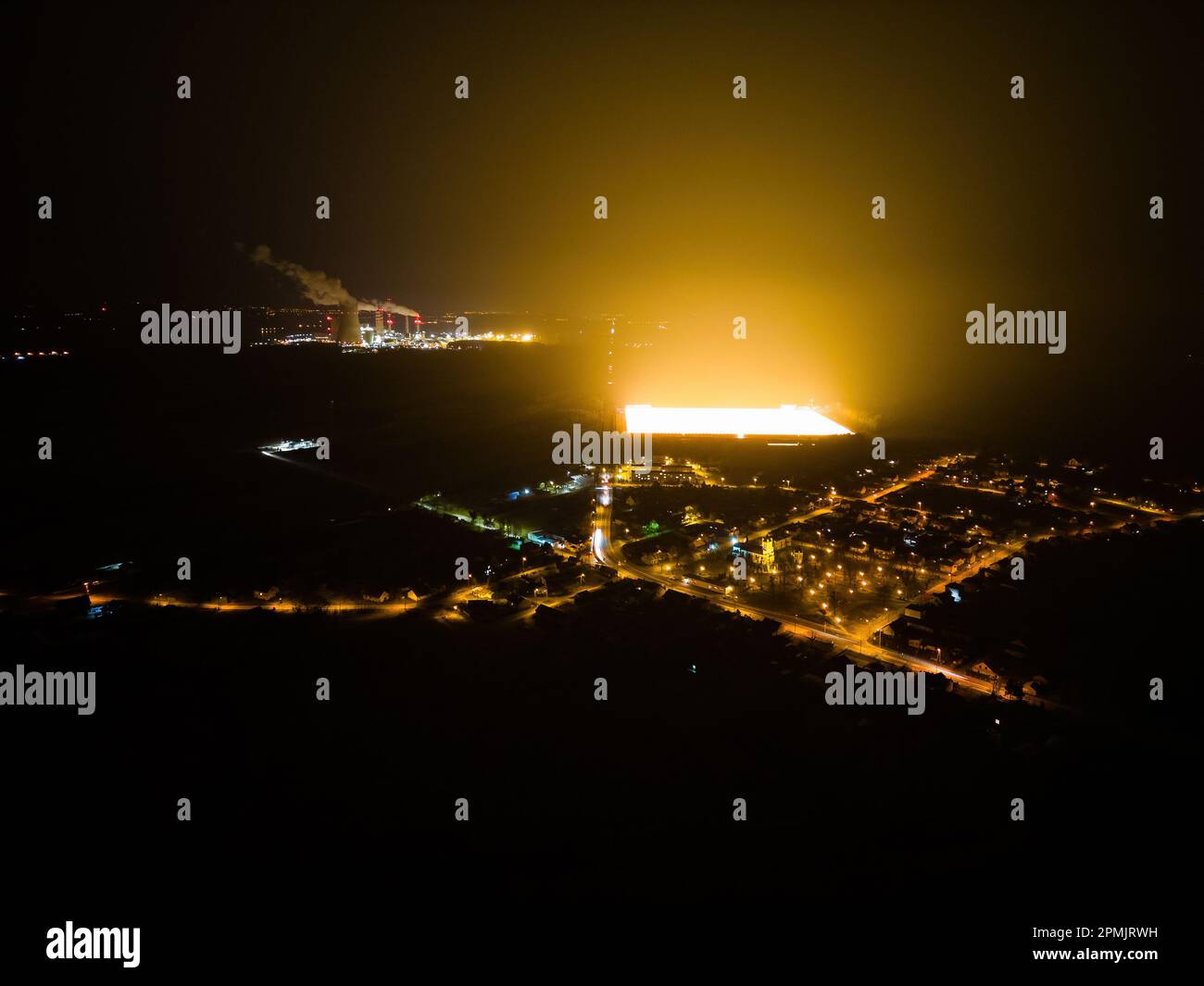 Gewächshäuser in der Nacht, Luftlandschaft Stockfoto
