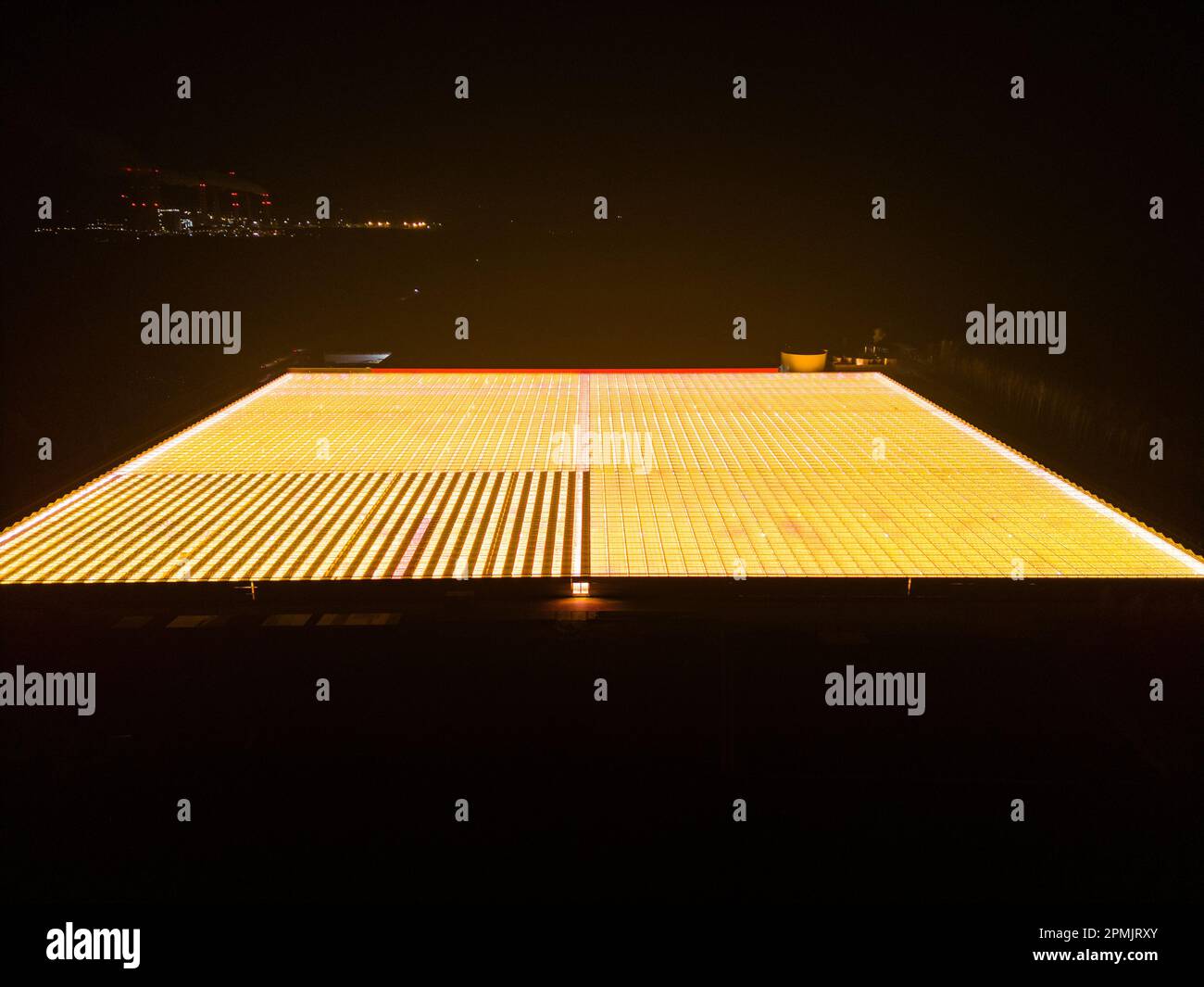 Gewächshäuser in der Nacht, Luftlandschaft Stockfoto